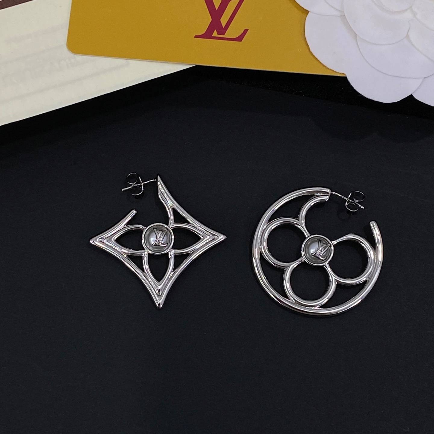 LOUIS VUITTON ルイヴィトン レディース ピアス LVイニシャル ブラスレ メタル シルバーカラー ゴールド仕上げ ブランドアクセサリー 25390 - 画像 2