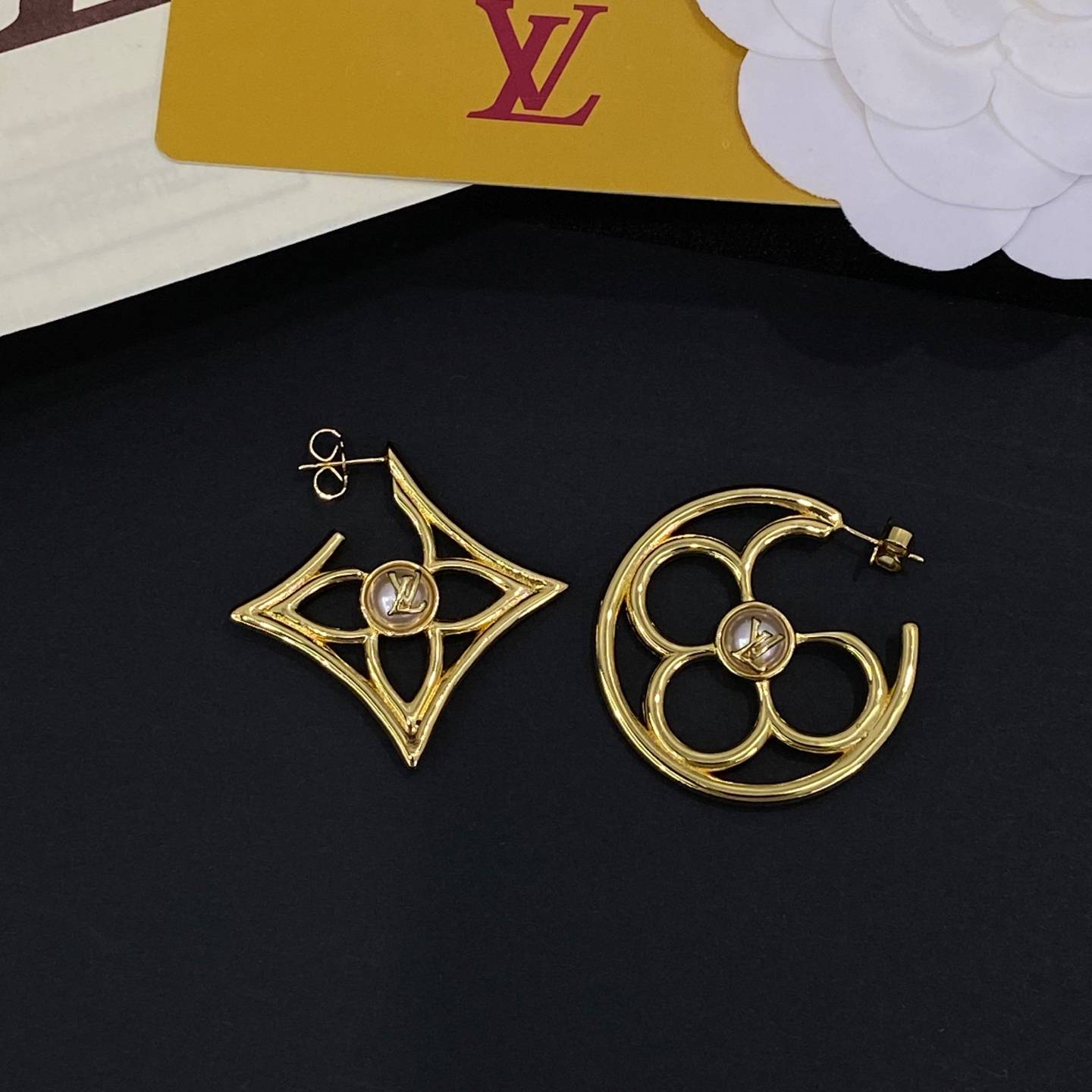 LOUIS VUITTON ルイヴィトン レディース ピアス LVイニシャル ブラスレ メタル シルバーカラー ゴールド仕上げ ブランドアクセサリー 25390 - 画像 3