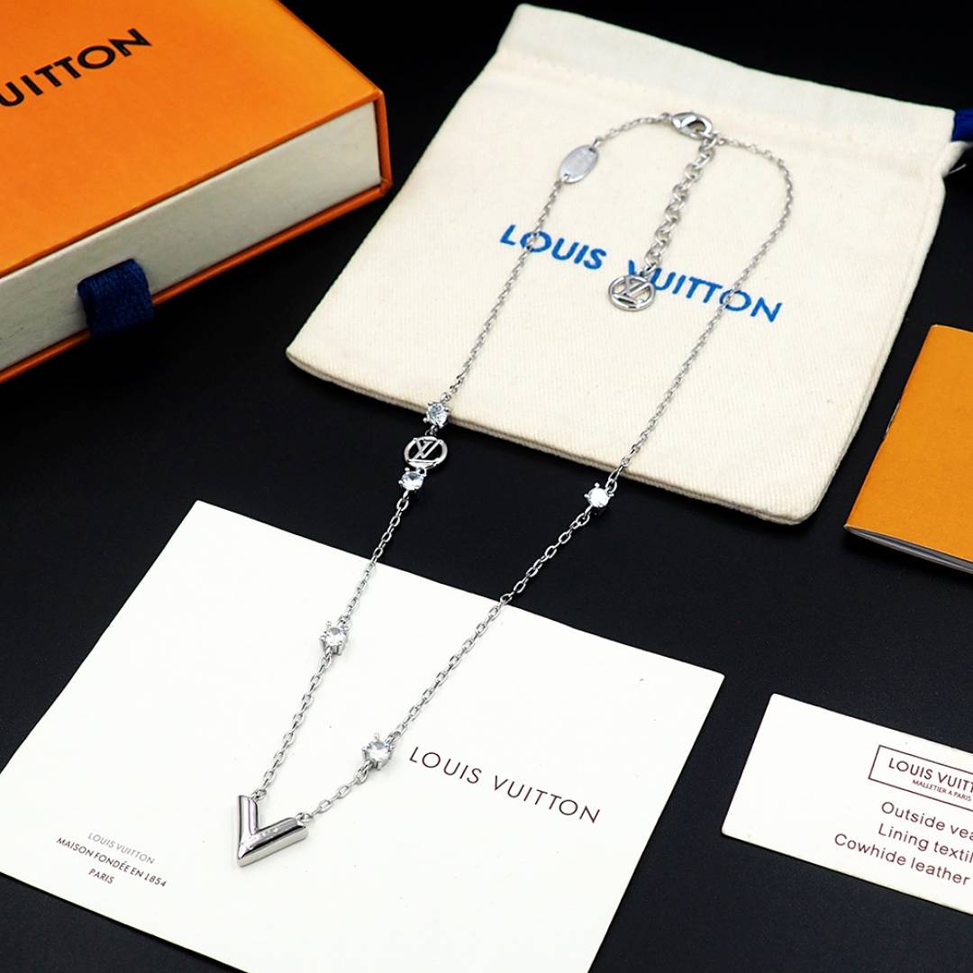 LOUIS VUITTON ルイヴィトン レディース ネックレス エセンシャル V メタル ロゴネックレス ブランドアクセサリー プチギフト - 画像 2