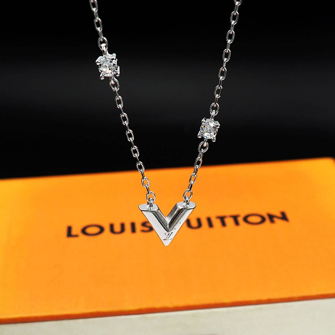 LOUIS VUITTON ルイヴィトン レディース ネックレス エセンシャル V メタル ロゴネックレス ブランドアクセサリー プチギフト - 画像 3