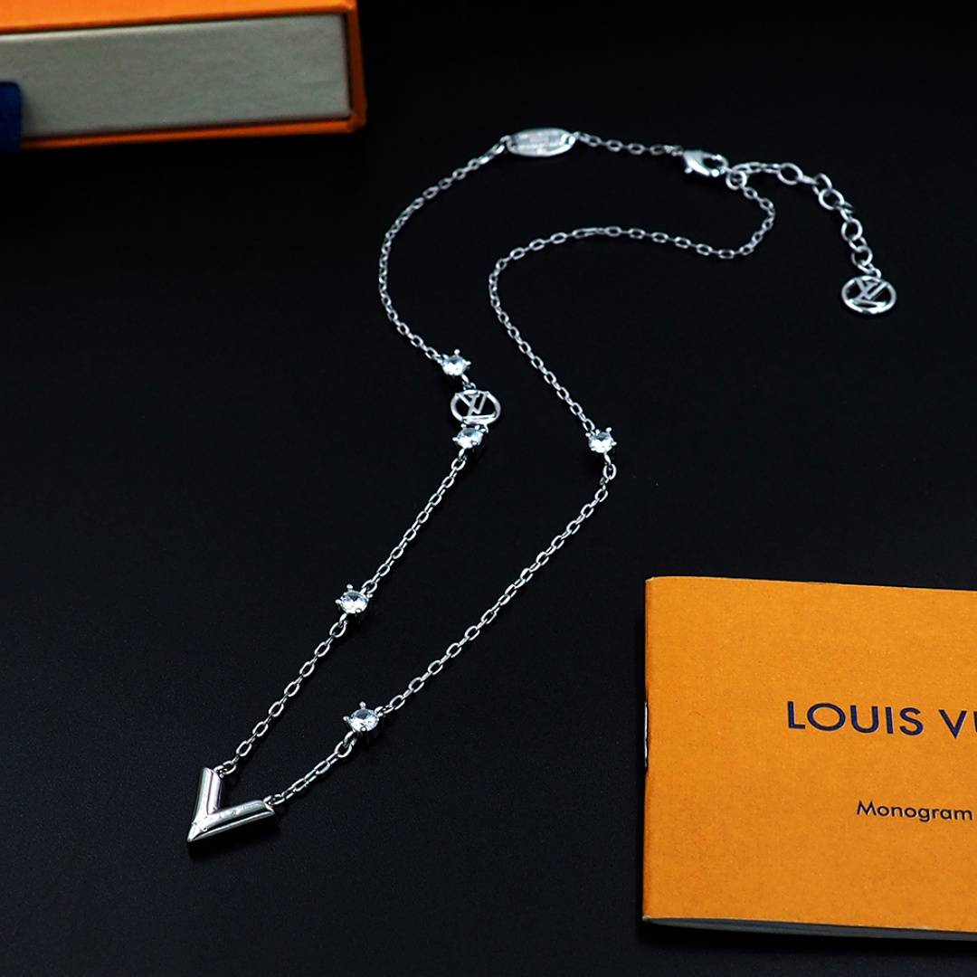 LOUIS VUITTON ルイヴィトン レディース ネックレス エセンシャル V メタル ロゴネックレス ブランドアクセサリー プチギフト - 画像 4