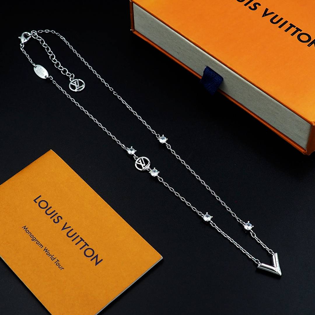 LOUIS VUITTON ルイヴィトン レディース ネックレス エセンシャル V メタル ロゴネックレス ブランドアクセサリー プチギフト - 画像 7