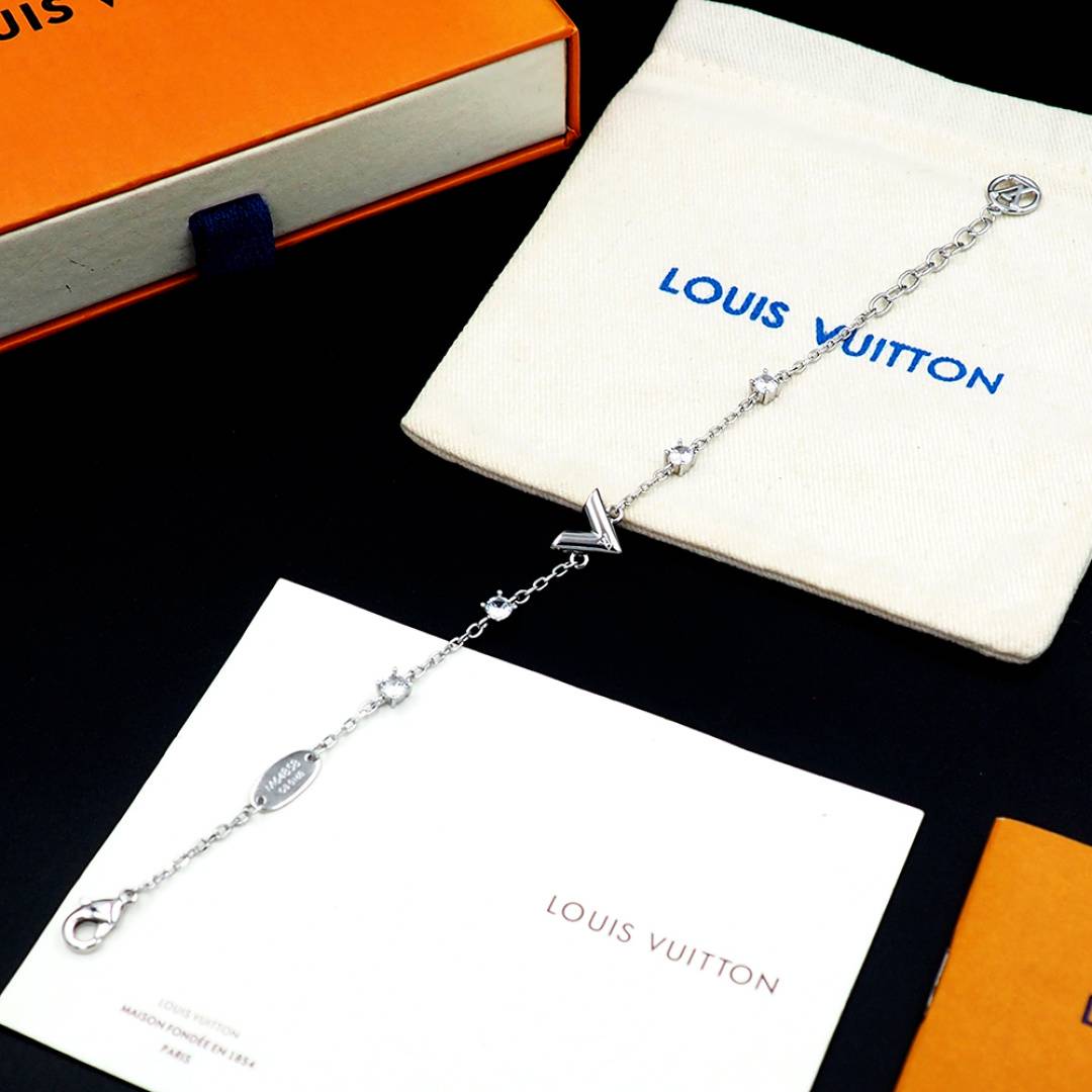 LOUIS VUITTON ルイヴィトン レディース ブレスレット エセンシャル V メタル ロゴネックレス ブランドアクセサリー プチギフト - 画像 2