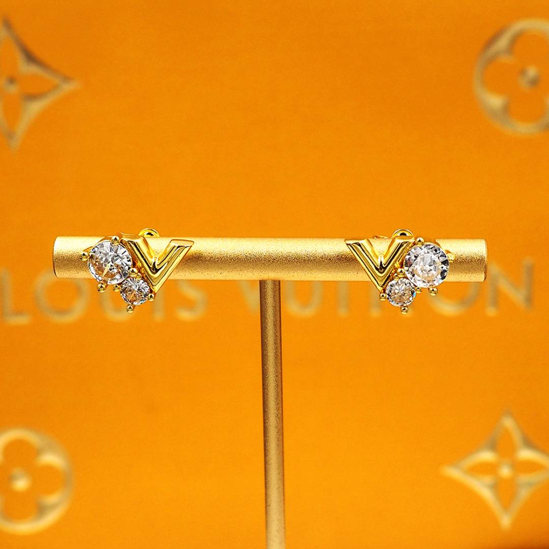 LOUIS VUITTON ルイヴィトン レディース ピアス エセンシャル V モノグラム ゴールド仕上げ ロゴピアス ブランドアクセサリー 253920333 - 画像 9