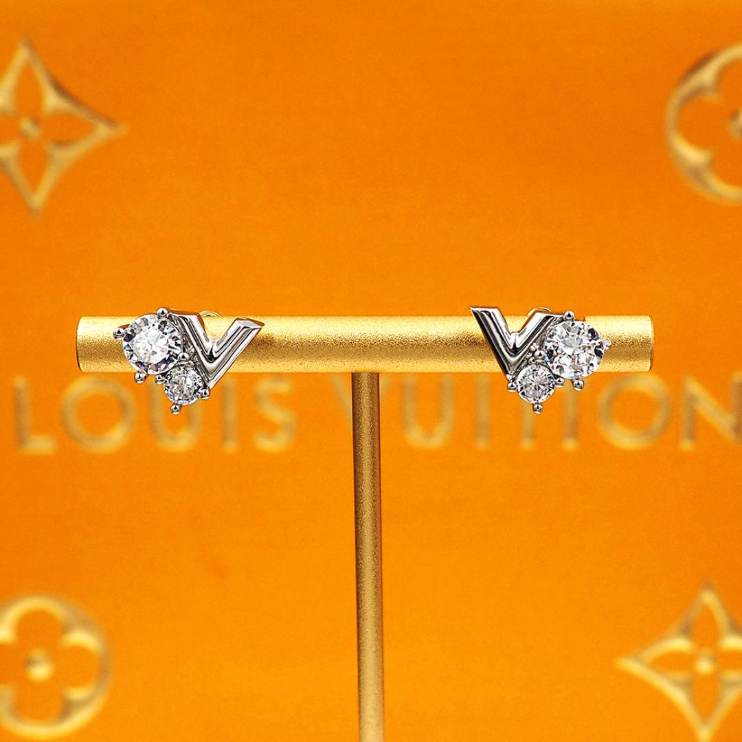 LOUIS VUITTON ルイヴィトン レディース ピアス エセンシャル V ダイヤモンド ブランドアクセサリー 普段使い - 画像 3