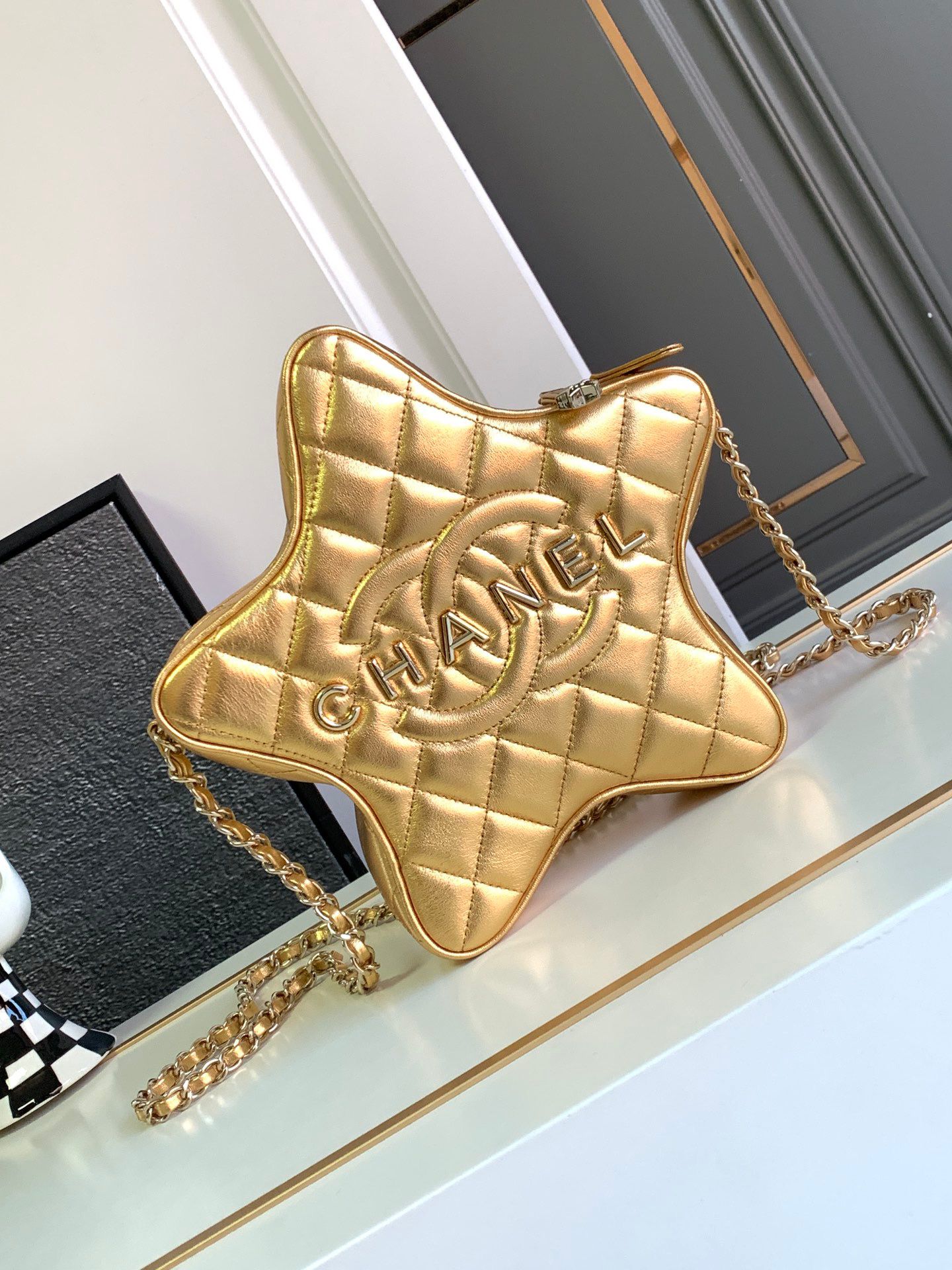 【レア】CHANEL 星型スター型チェーンショルダー ブラック　ゴールド金具 CHANEL - シャネルchanel チェーン24Cショルダーバック星型