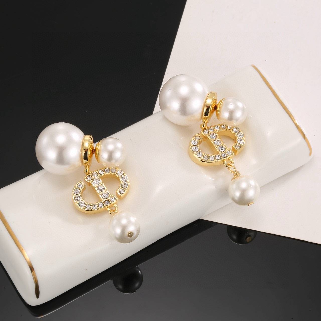 Dior ディオール レディース ピアス CDロゴ レジンパール ファッションジュエリー ブランドアクセサリー 上品 おしゃれ