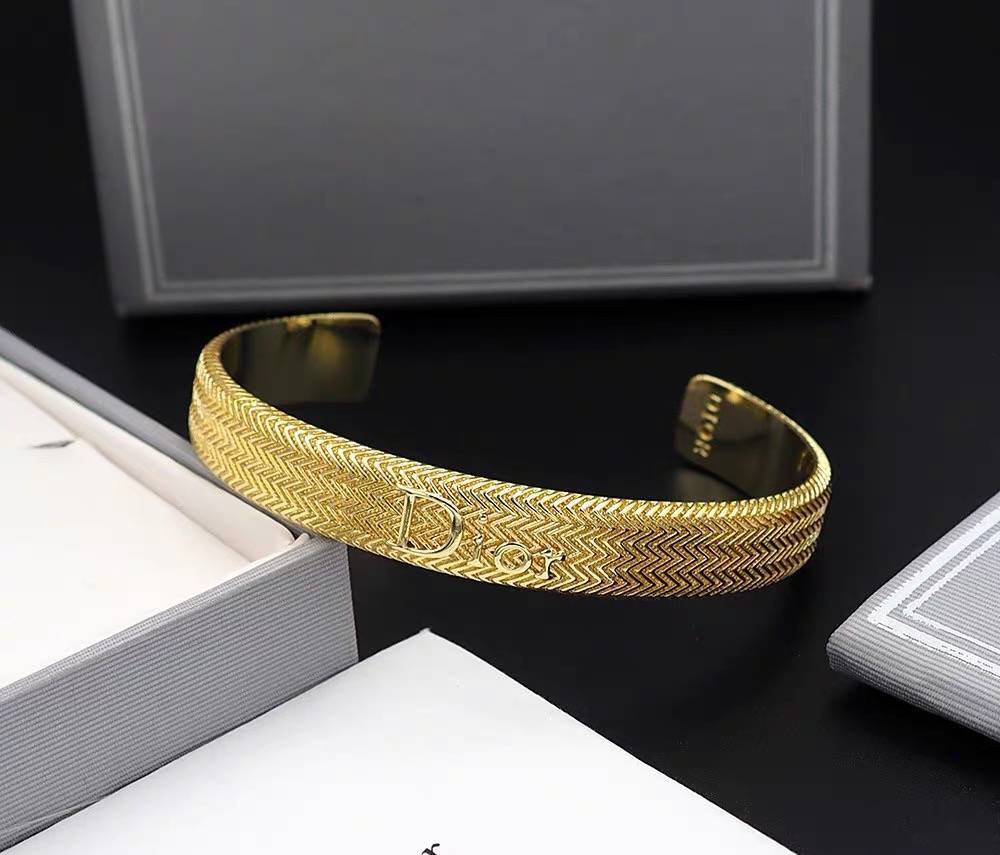 Dior ディオール レディース バングル CDロゴ メタル フィニッシュ ゴールド ブランドアクセサリー 上品 普段使い - 画像 2