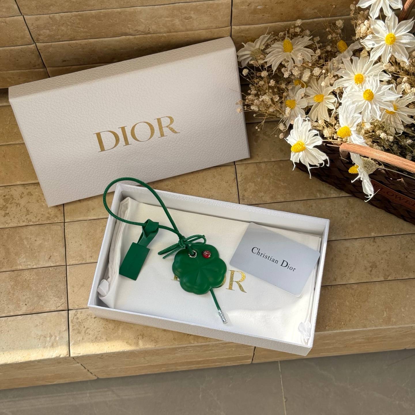 Dior ディオール レディース チャーム ファンシーデザイン クローバーモチーフ レジンパール ゴールドフィニッシュ ブランドアクセサリー ギフト