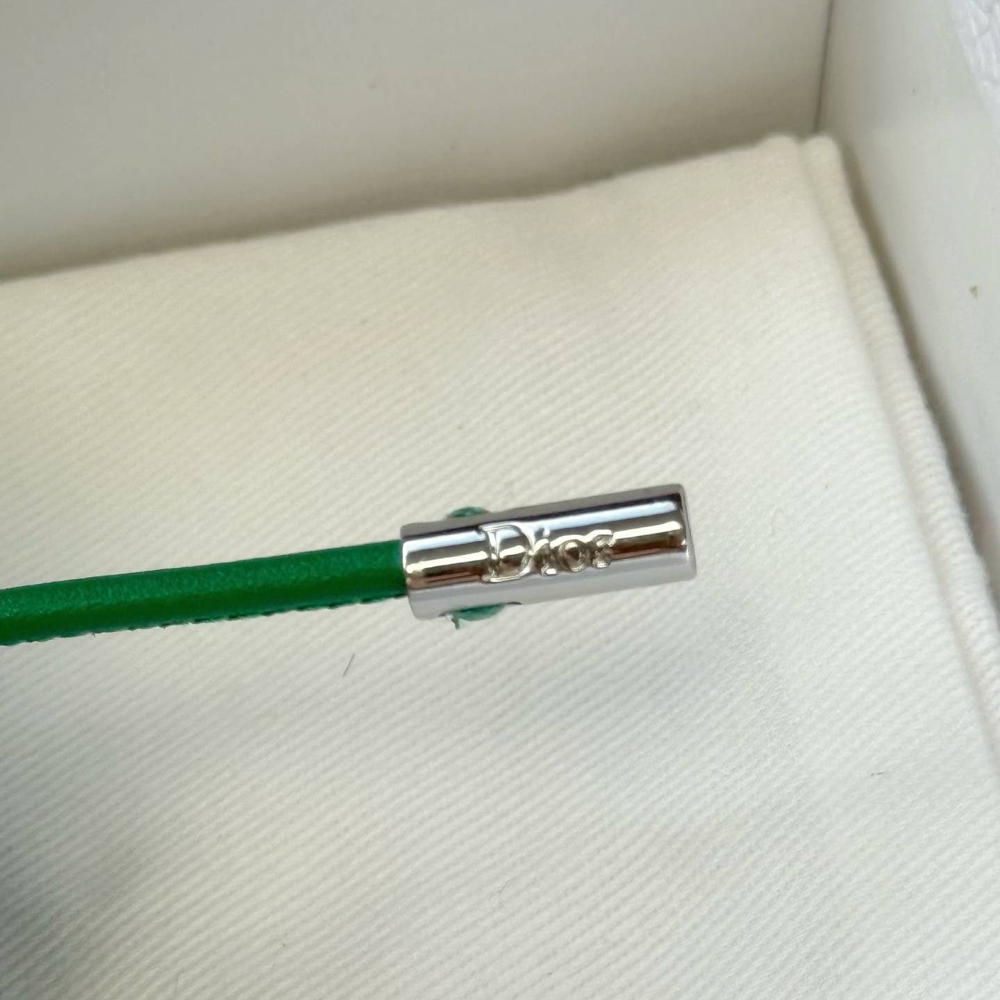 Dior ディオール レディース チャーム ファンシーデザイン クローバーモチーフ レジンパール ゴールドフィニッシュ ブランドアクセサリー ギフト - 画像 2