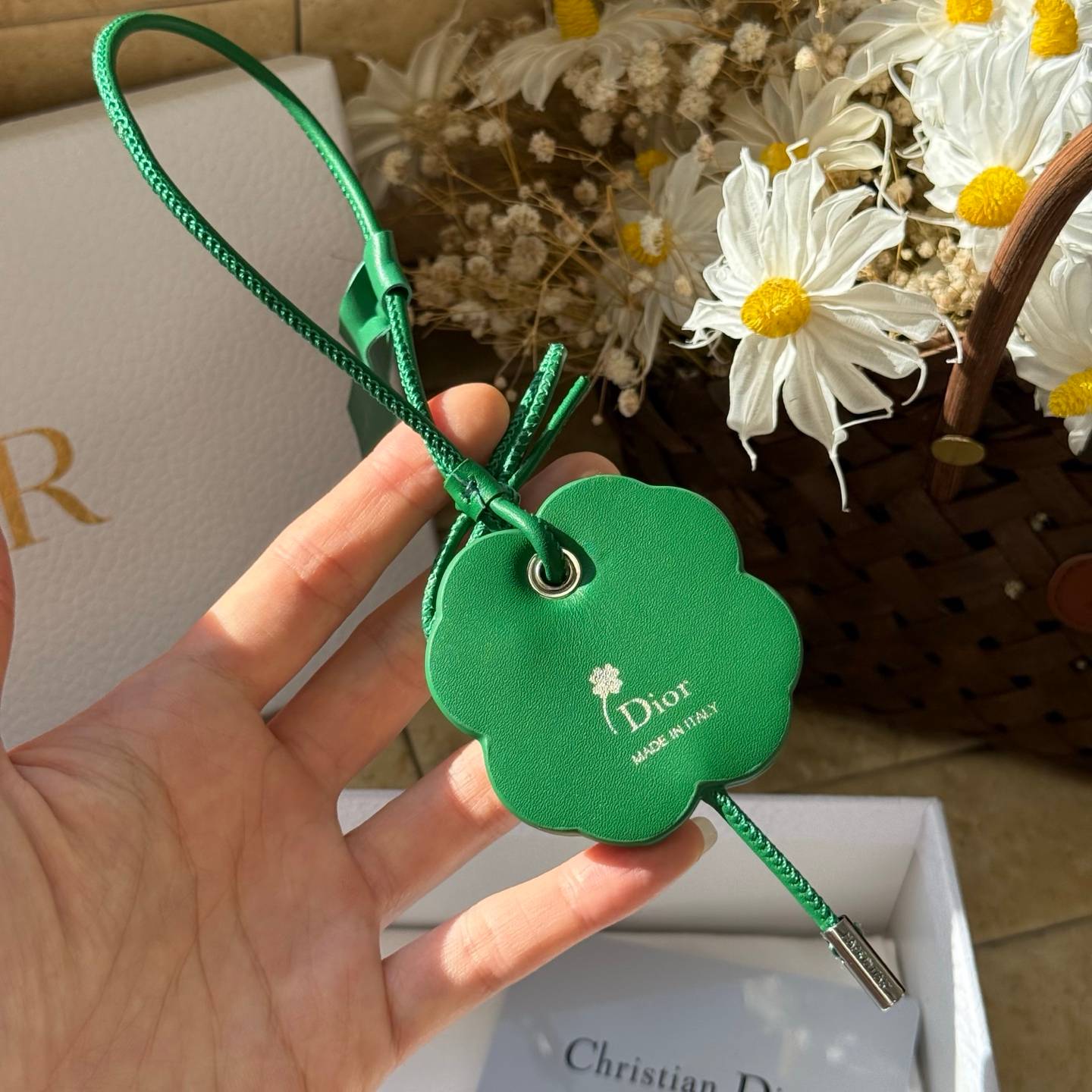 Dior ディオール レディース チャーム ファンシーデザイン クローバーモチーフ レジンパール ゴールドフィニッシュ ブランドアクセサリー ギフト - 画像 5