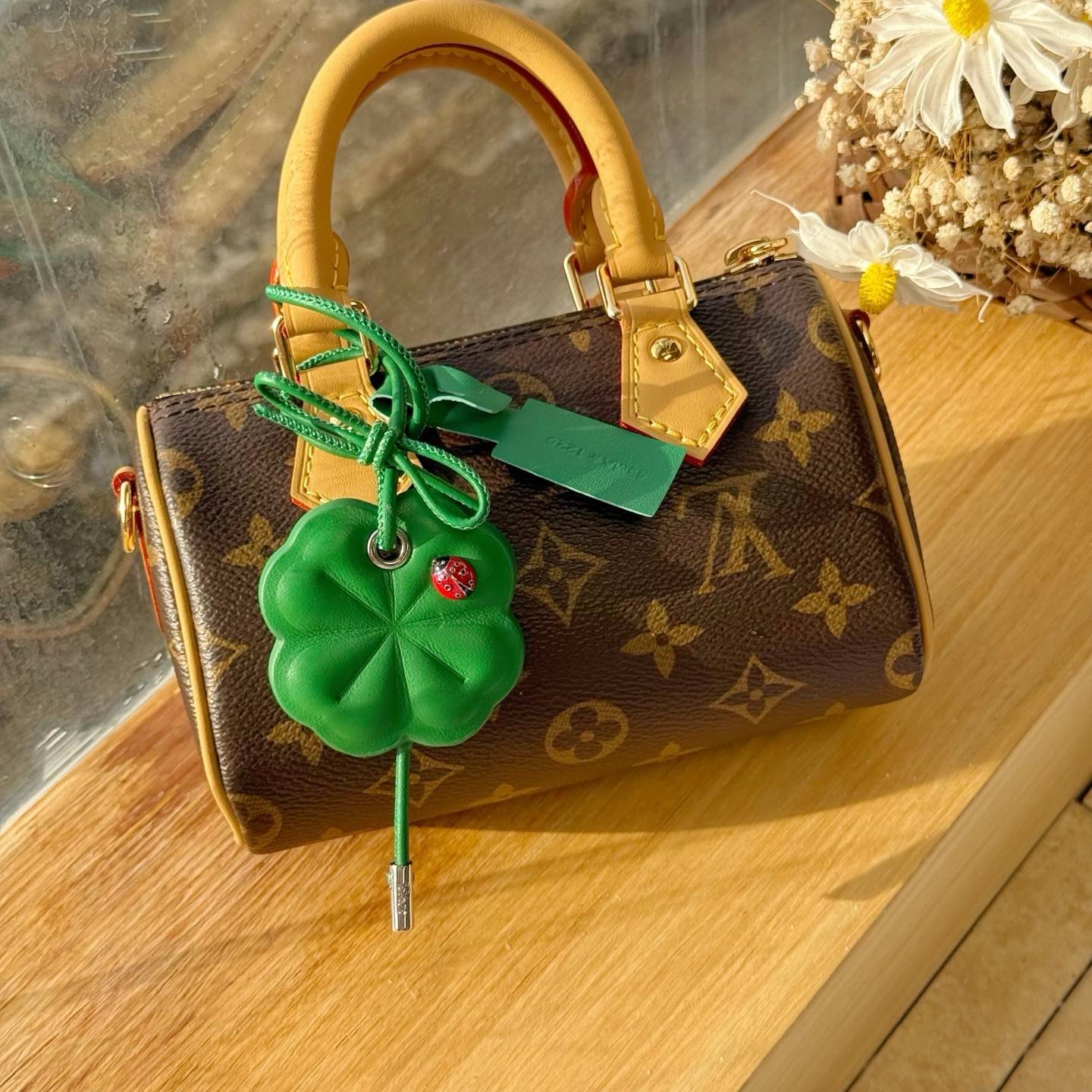 Dior ディオール レディース チャーム ファンシーデザイン クローバーモチーフ レジンパール ゴールドフィニッシュ ブランドアクセサリー ギフト - 画像 8