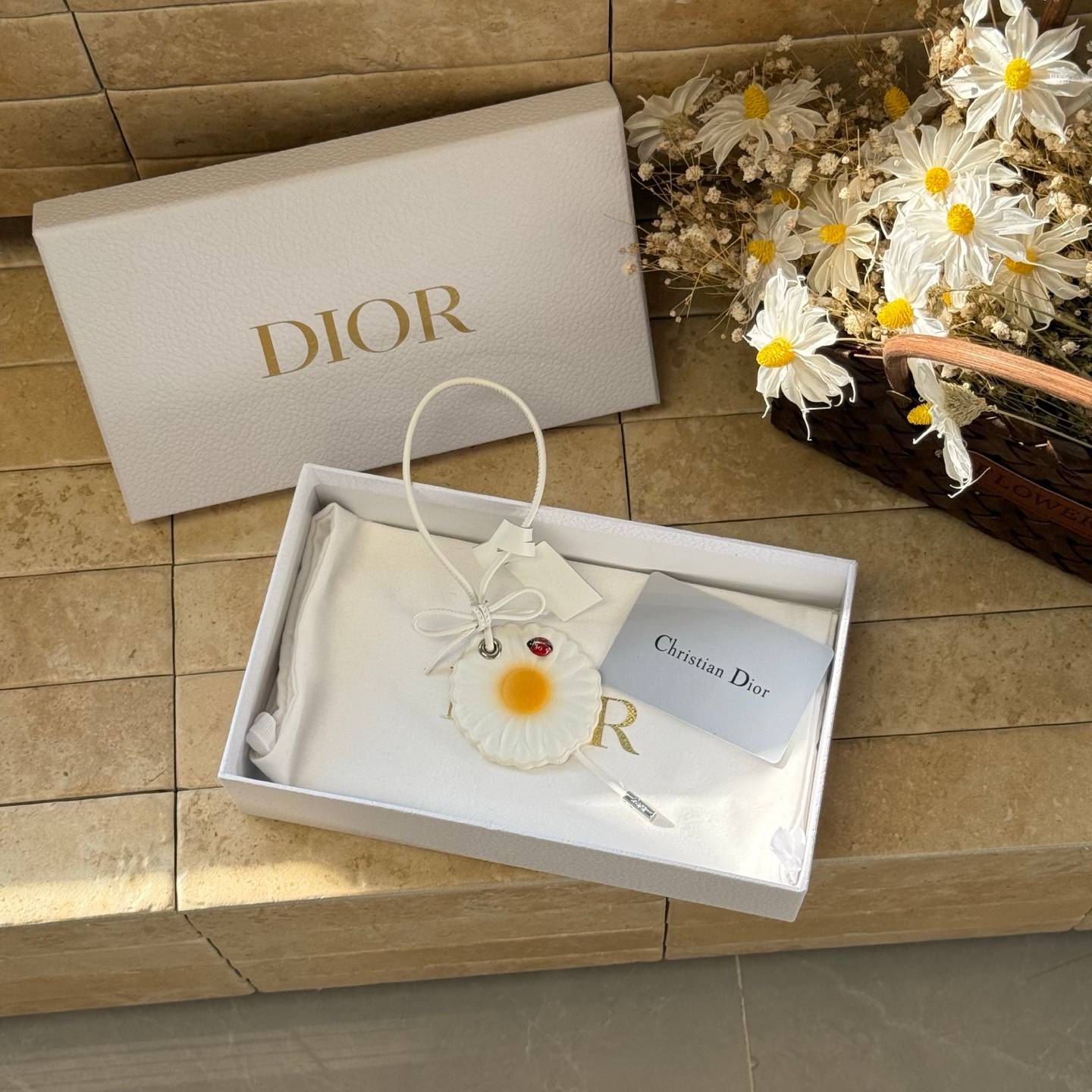 Dior ディオール レディース チャーム ローズ デ ヴァン レジンパール クリスタル ブランドアクセサリー 上品 普段使い ギフト