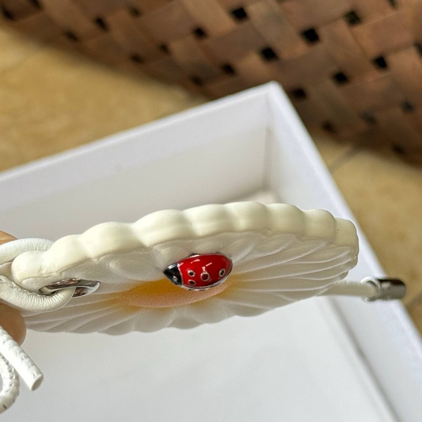 Dior ディオール レディース チャーム ローズ デ ヴァン レジンパール クリスタル ブランドアクセサリー 上品 普段使い ギフト - 画像 4