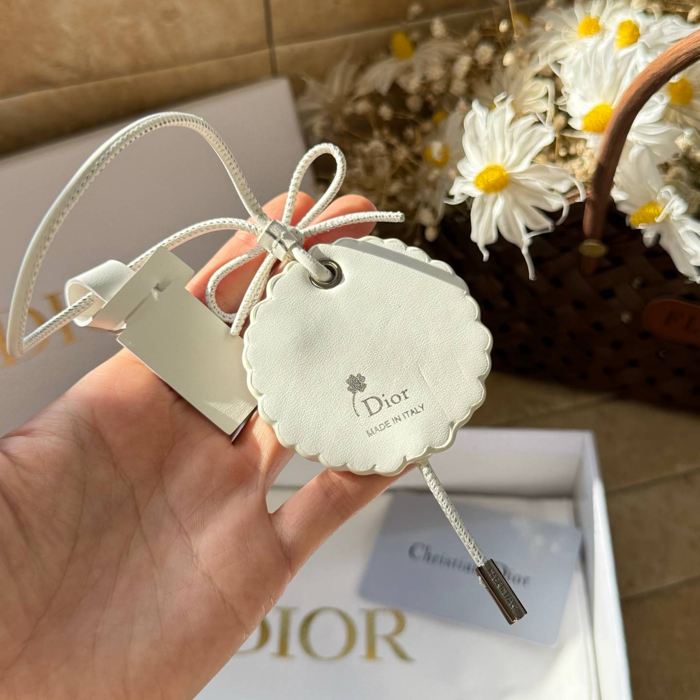 Dior ディオール レディース チャーム ローズ デ ヴァン レジンパール クリスタル ブランドアクセサリー 上品 普段使い ギフト - 画像 5