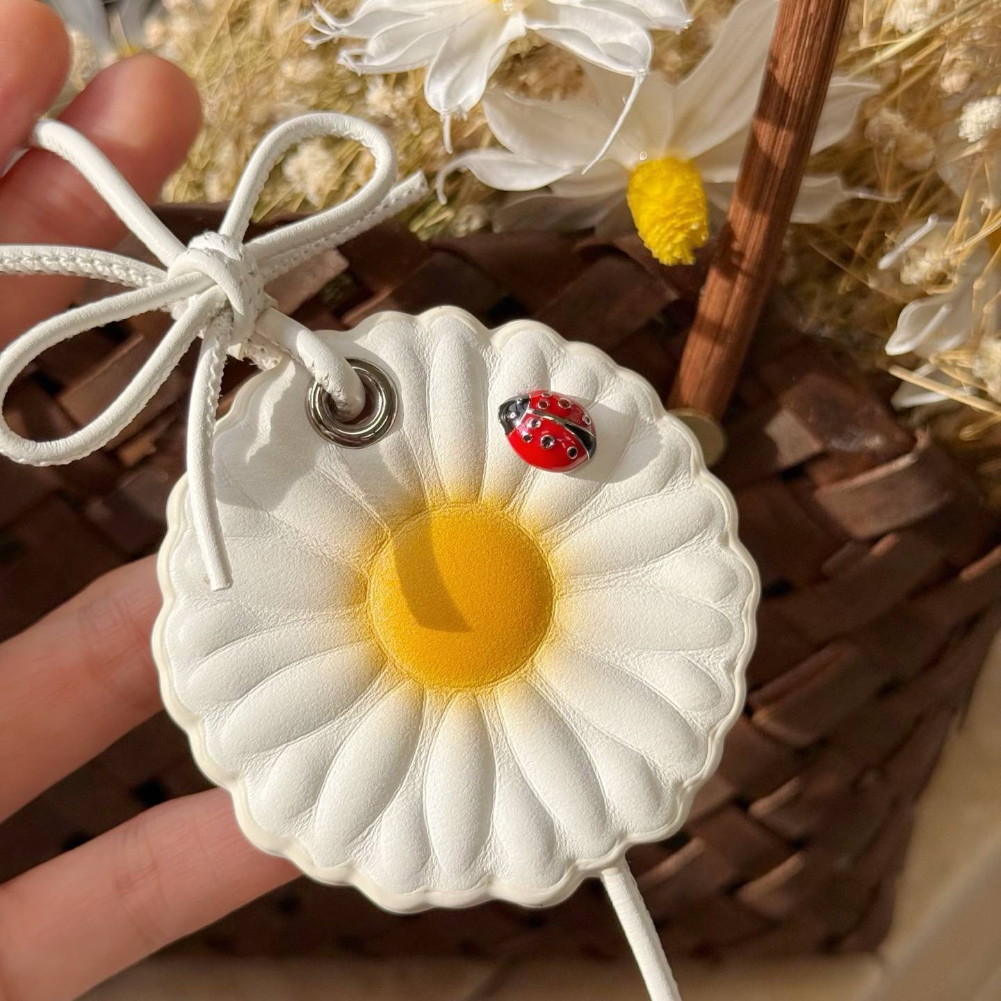 Dior ディオール レディース チャーム ローズ デ ヴァン レジンパール クリスタル ブランドアクセサリー 上品 普段使い ギフト - 画像 7