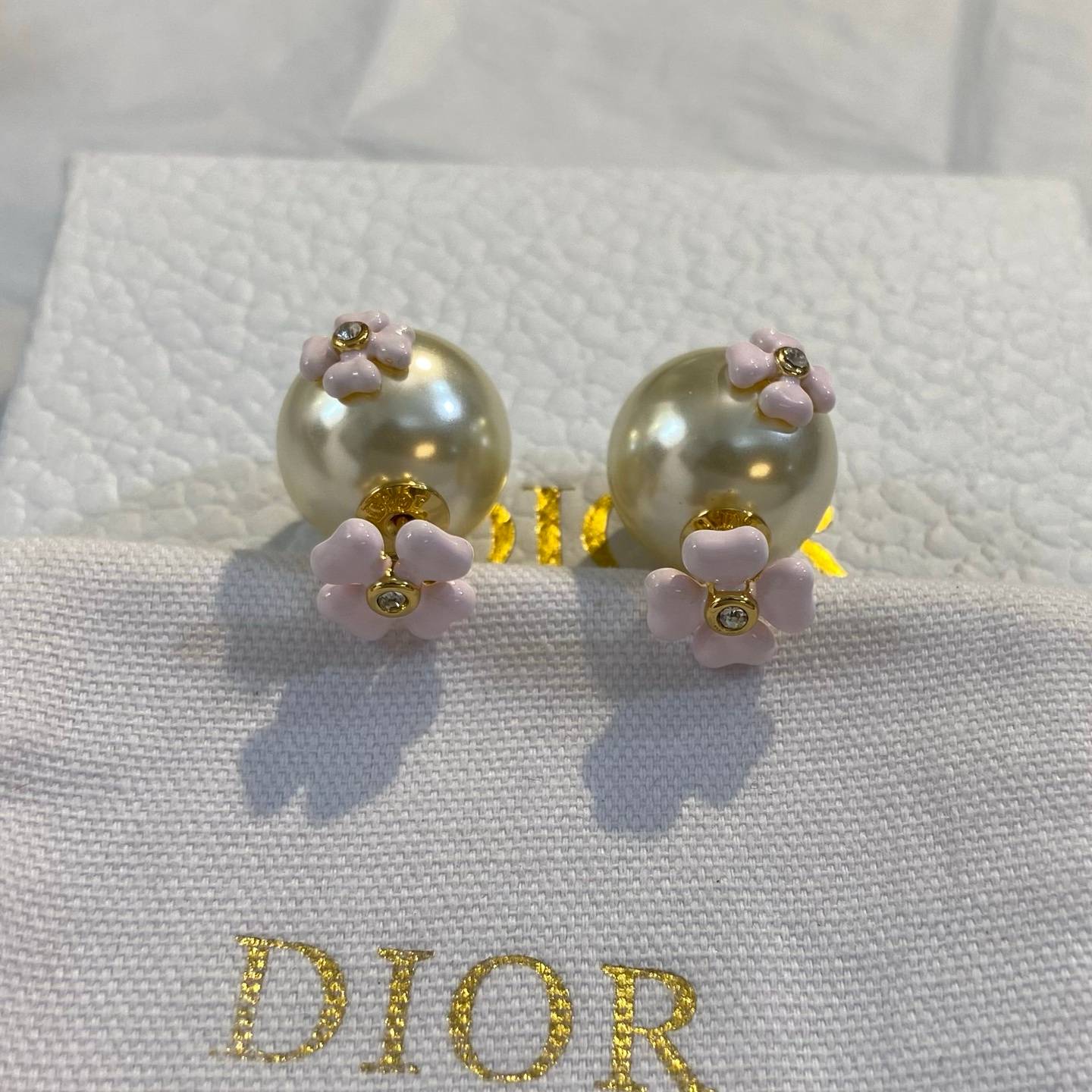 Dior ディオール レディース ピアス レジンパール CDイニシャル ホワイトレジンパール デザイン ブランドアクセサリー 上品 普段使い - 画像 1