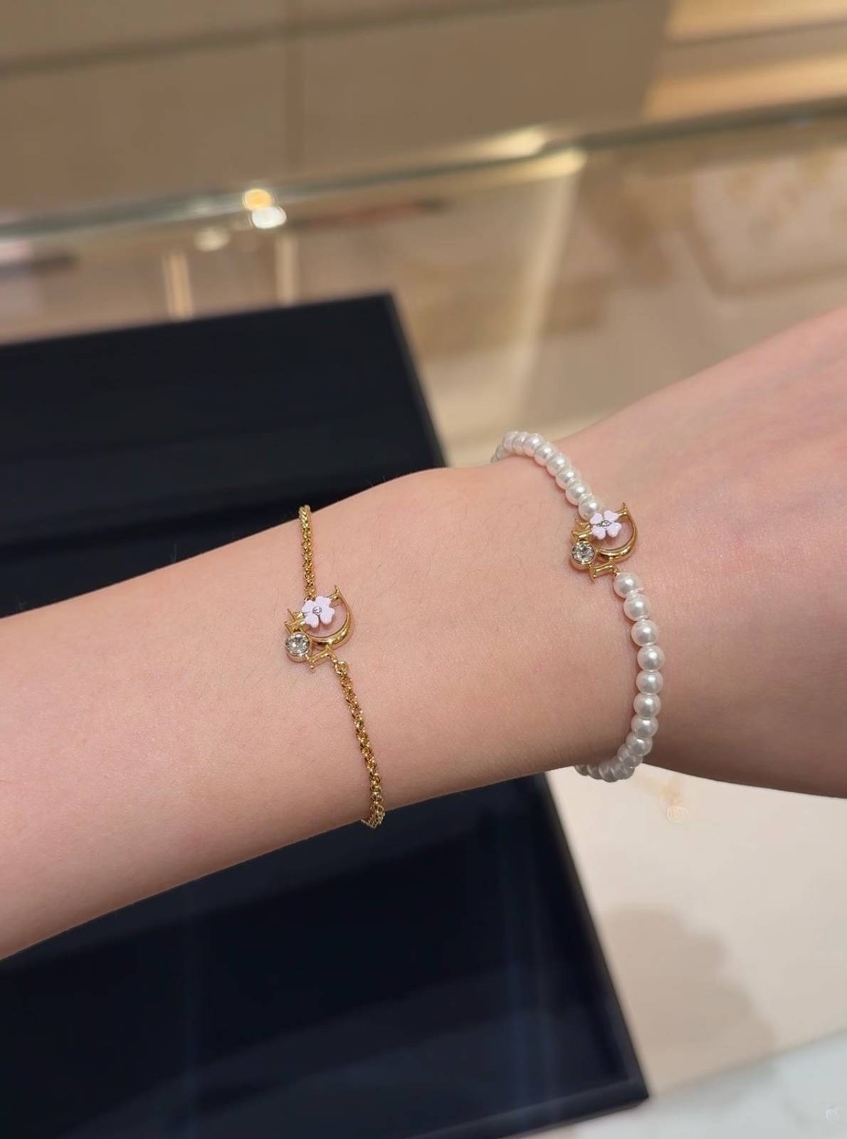 Dior ディオール レディース ブレスレット ディオールロゴ レジンパール ゴールドフィニッシュ ブランドアクセサリー 上品 普段使い ギフト - 画像 2