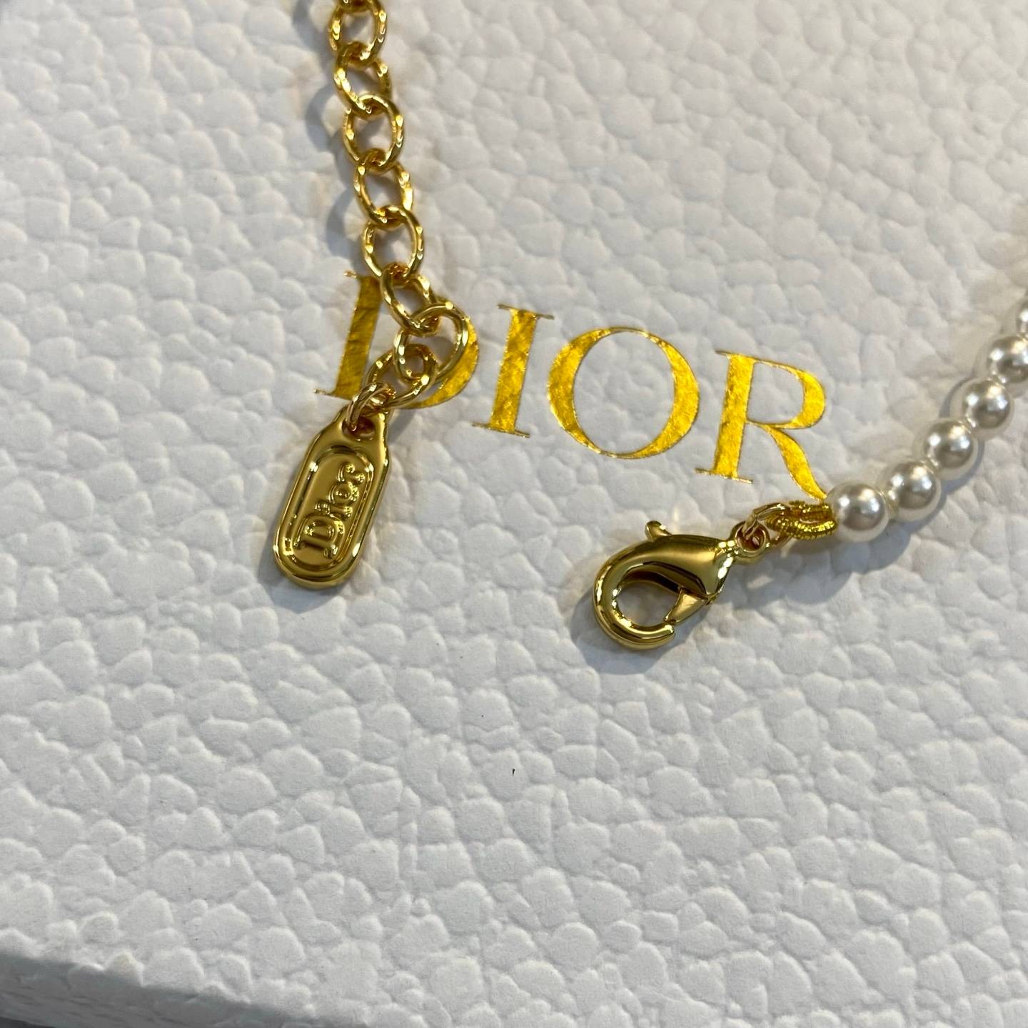 Dior ディオール レディース ブレスレット ディオールロゴ レジンパール ゴールドフィニッシュ ブランドアクセサリー 上品 普段使い ギフト - 画像 4