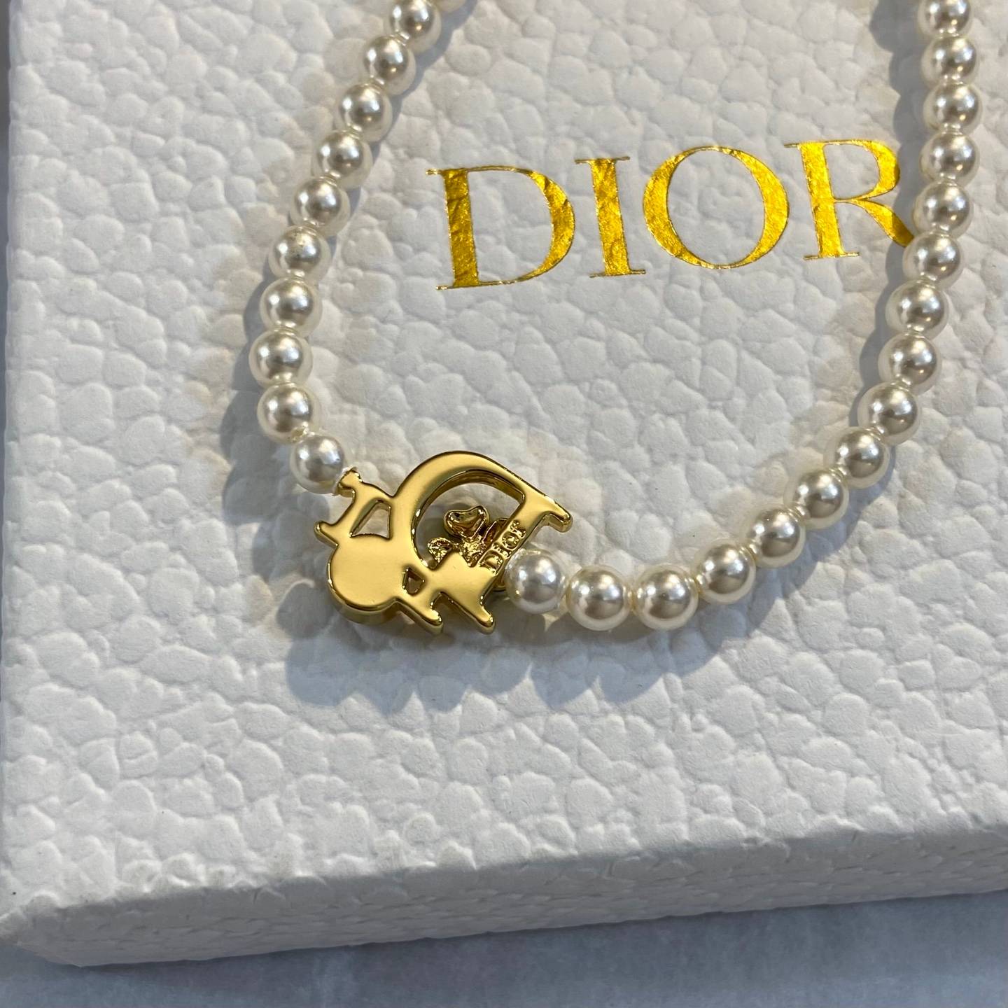 Dior ディオール レディース ブレスレット ディオールロゴ レジンパール ゴールドフィニッシュ ブランドアクセサリー 上品 普段使い ギフト - 画像 5