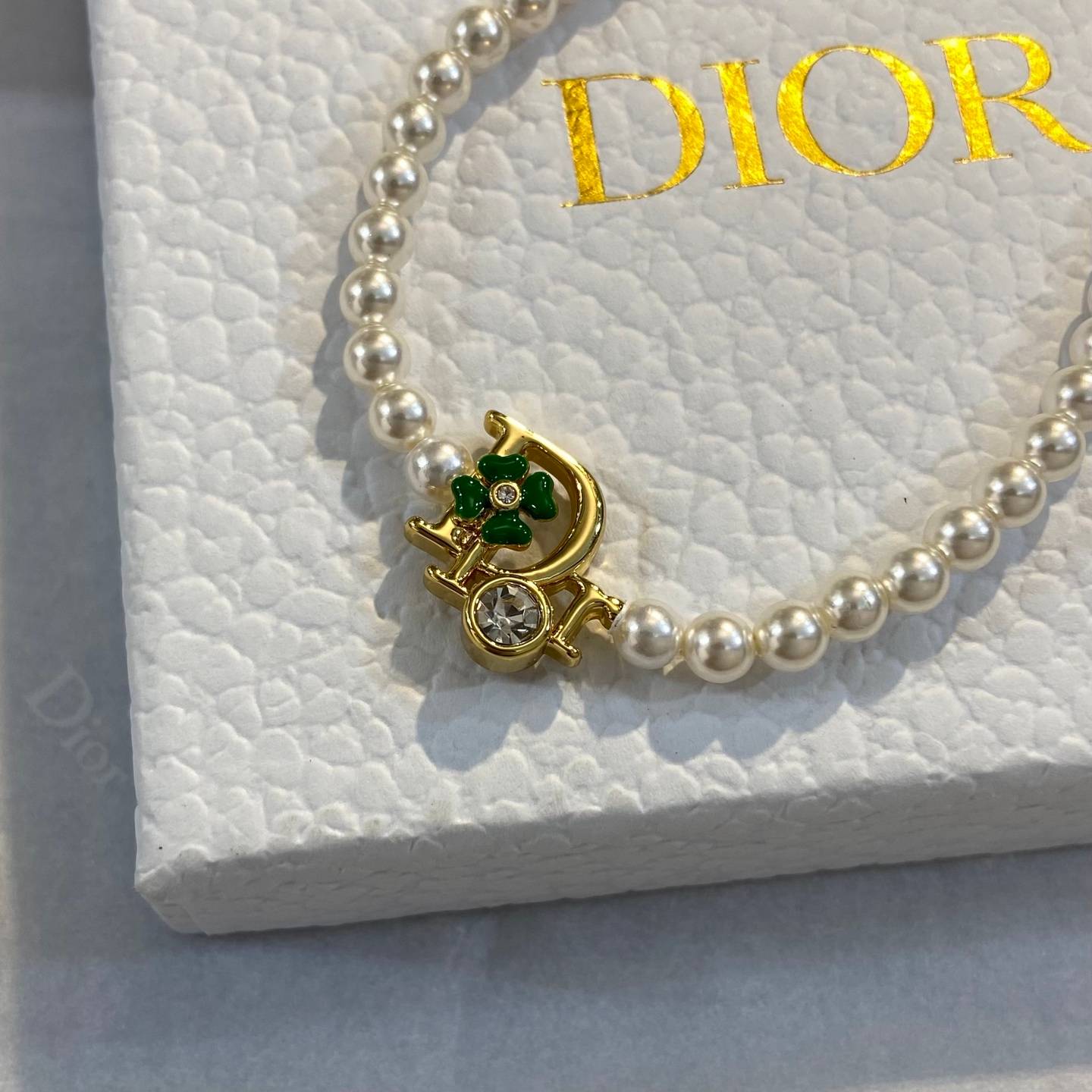 Dior ディオール レディース ブレスレット ディオールロゴ レジンパール ゴールドフィニッシュ ブランドアクセサリー 上品 普段使い ギフト - 画像 6