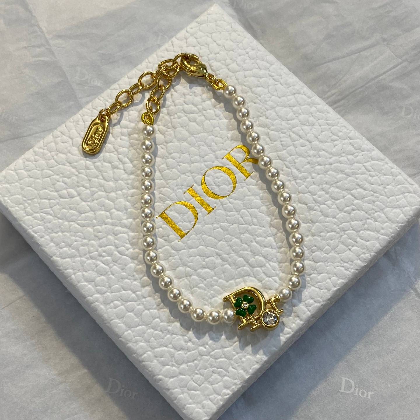 Dior ディオール レディース ブレスレット ディオールロゴ レジンパール ゴールドフィニッシュ ブランドアクセサリー 上品 普段使い ギフト - 画像 7