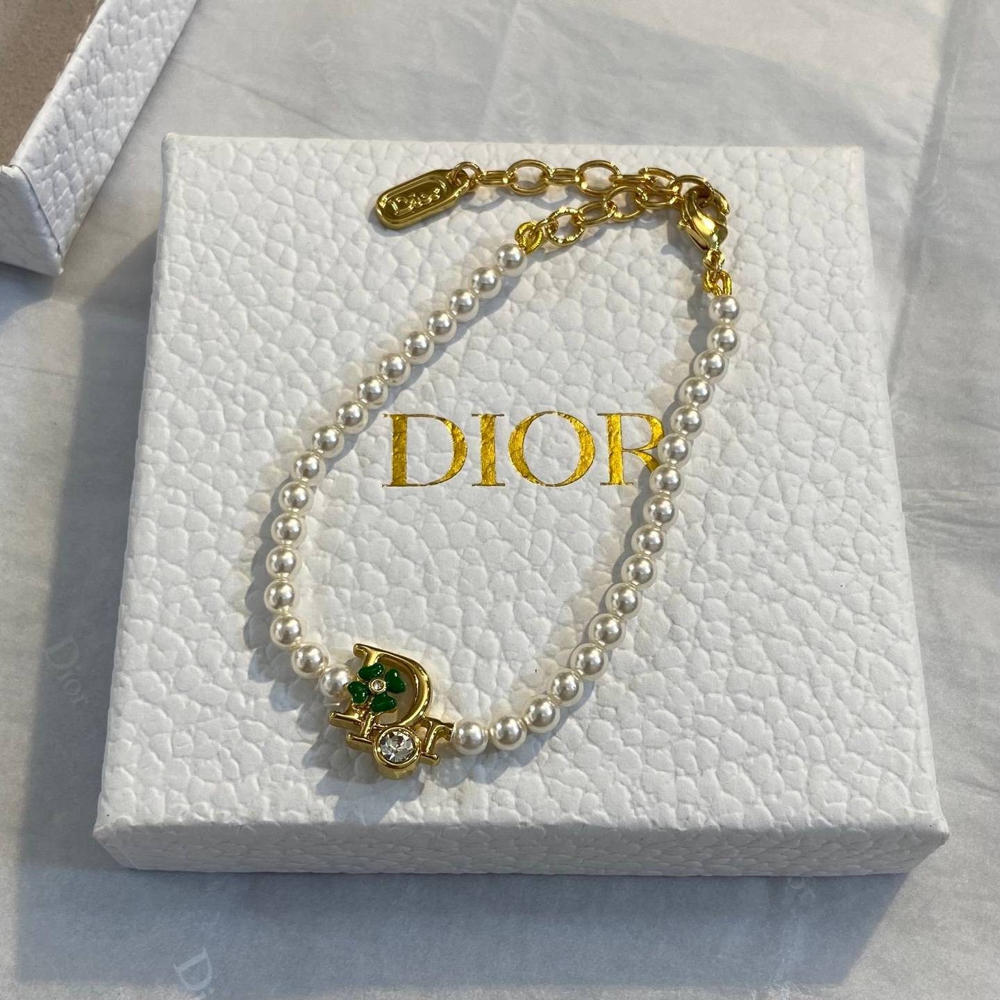 Dior ディオール レディース ブレスレット ディオールロゴ レジンパール ゴールドフィニッシュ ブランドアクセサリー 上品 普段使い ギフト - 画像 8
