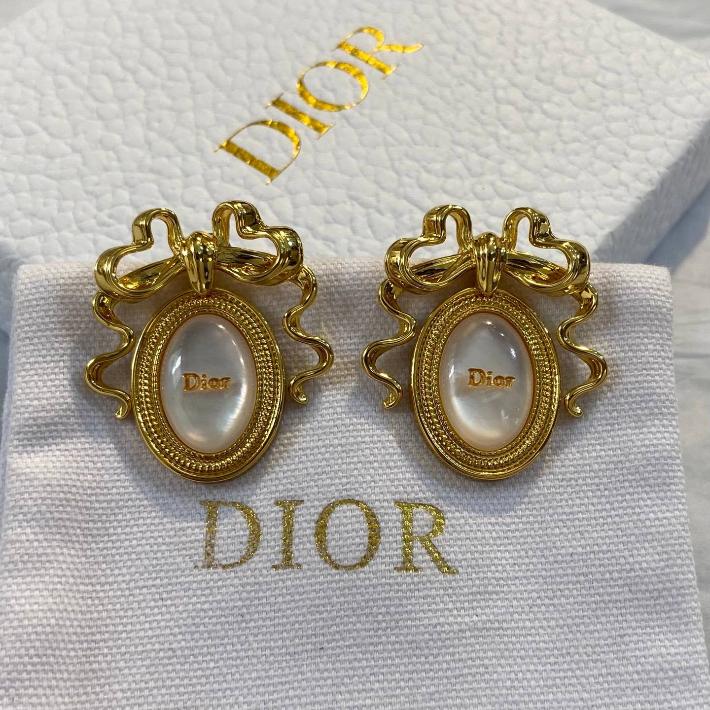 Dior ディオール レディース ピアス ロゴネックレス ブランドアクセサリー 上品 プチCD レジンパール ゴールドフィニッシュ チェーンモチーフ デイリーユ