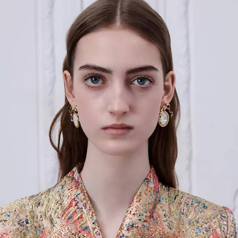 Dior ディオール レディース ピアス ロゴネックレス ブランドアクセサリー 上品 プチCD レジンパール ゴールドフィニッシュ チェーンモチーフ デイリーユ - 画像 2