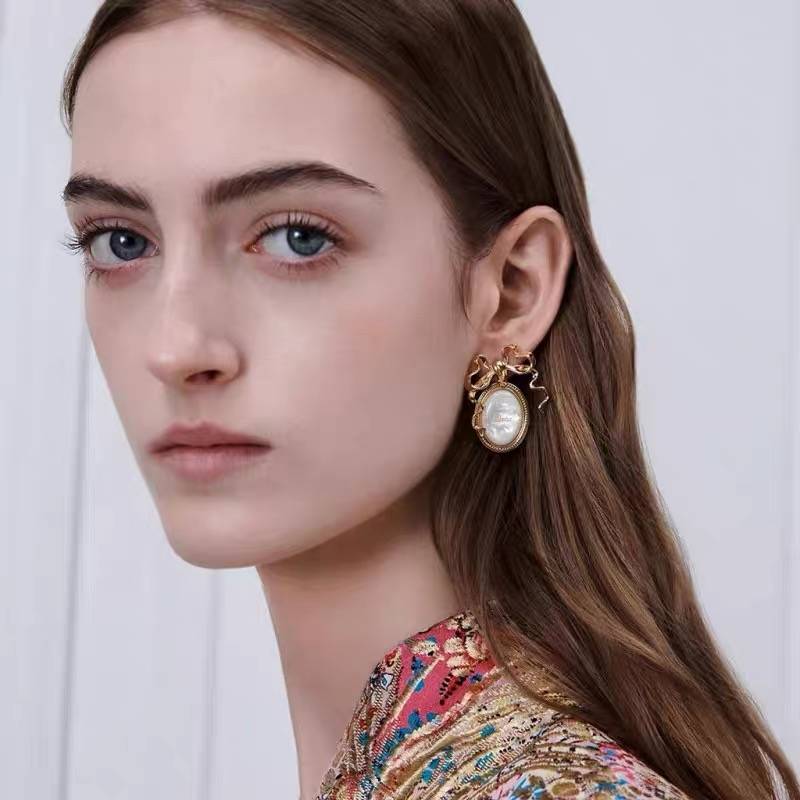 Dior ディオール レディース ピアス ロゴネックレス ブランドアクセサリー 上品 プチCD レジンパール ゴールドフィニッシュ チェーンモチーフ デイリーユ - 画像 3