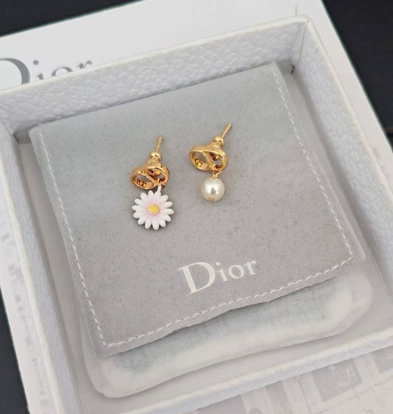 Dior ディオール レディース ピアス CDロゴ フラワーモチーフ レジンパール クリスタル ブランドアクセサリー 上品 普段使い プレゼント - 画像 8
