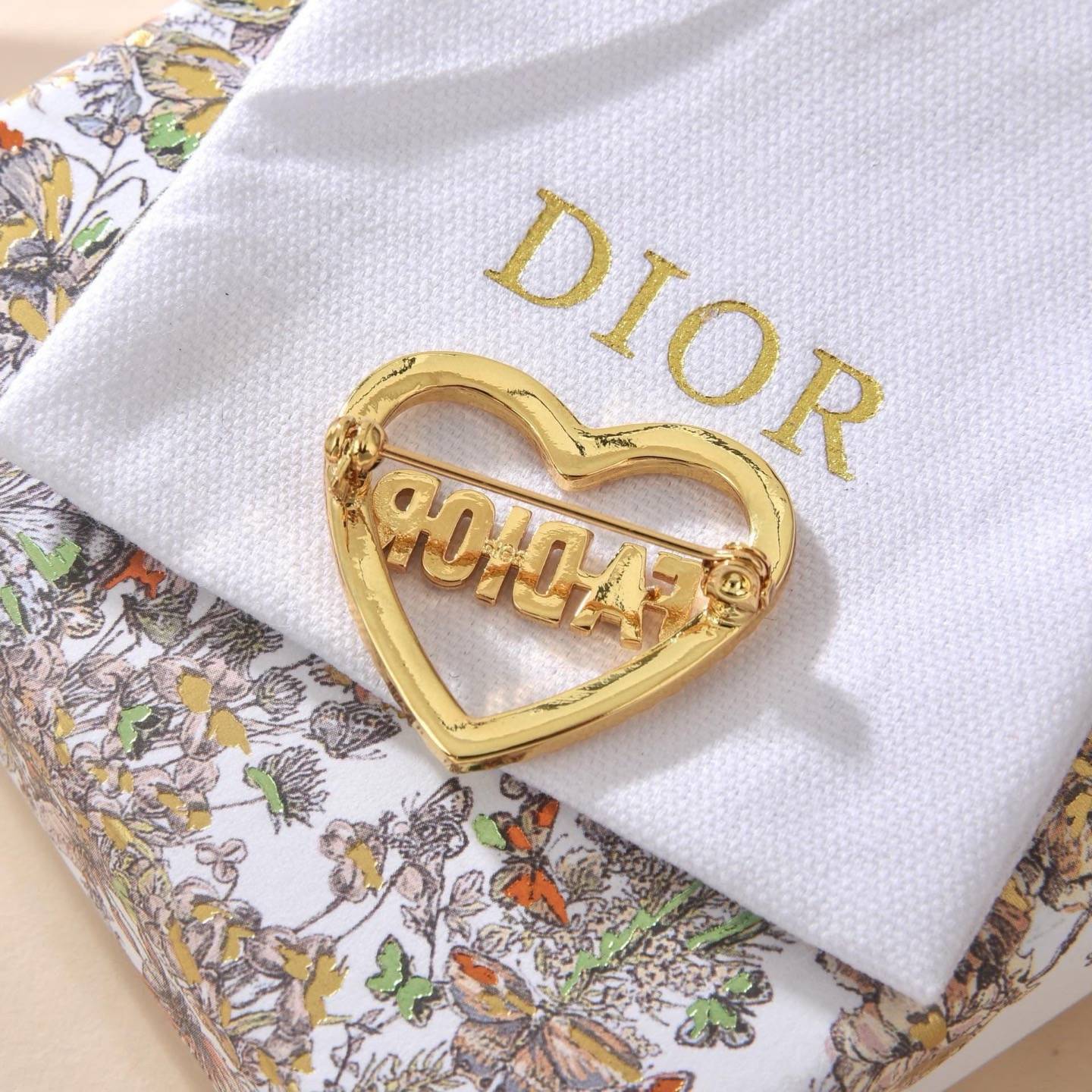 Dior ディオール レディース ブローチ CDロゴ ハートモチーフ レジンパール クリスタル ブランドアクセサリー 上品 プレゼント - 画像 3