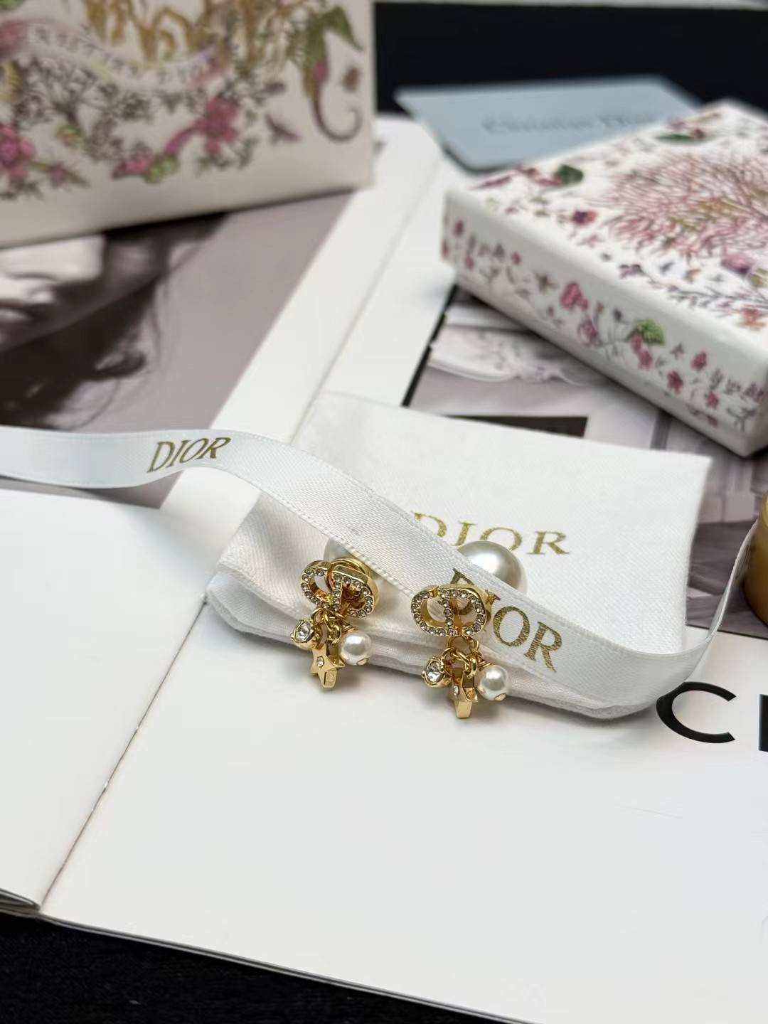 Dior ディオール レディース ピアス CDロゴ レジンパール チェーンモチーフ ブランドアクセサリー 上品 华やか プレゼント - 画像 2