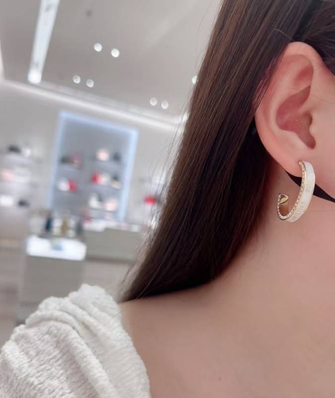 Dior ディオール レディース ピアス CDロゴ メタル ゴールドフィニッシュ ブランドアクセサリー 上品 普段使い ギフト