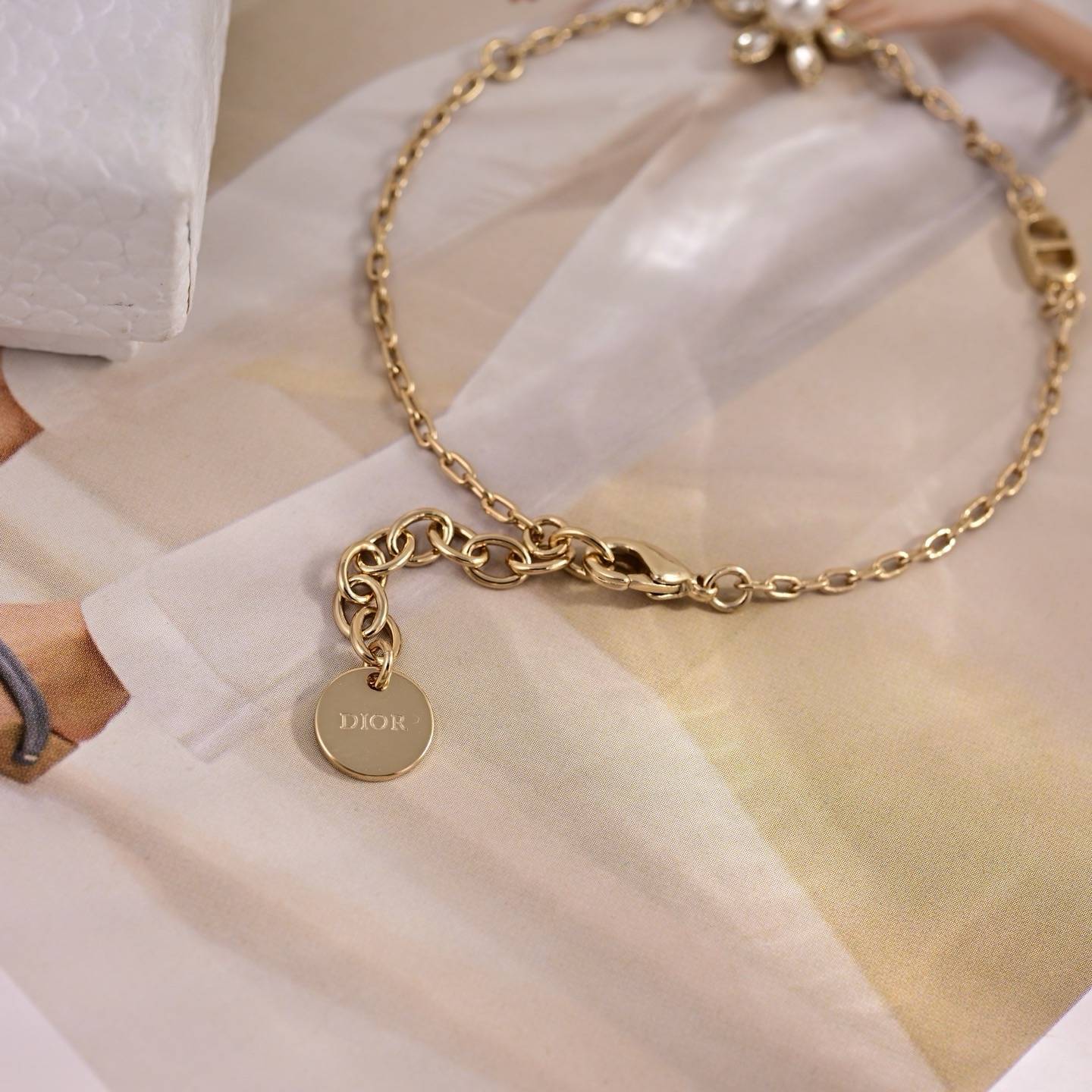 Dior ディオール レディース ブレスレット CDロゴ レジンパール チェーンモチーフ ブランドアクセサリー 上品 普段使い プレゼント - 画像 1