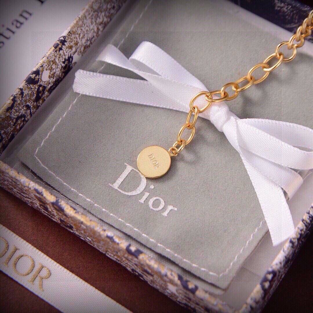 Dior ディオール レディース ブレスレット CDロゴ レジンパール ホワイトレジンパール メタル ゴールドフィニッシュ ブランドアクセサリー 上品 普段使い - 画像 4
