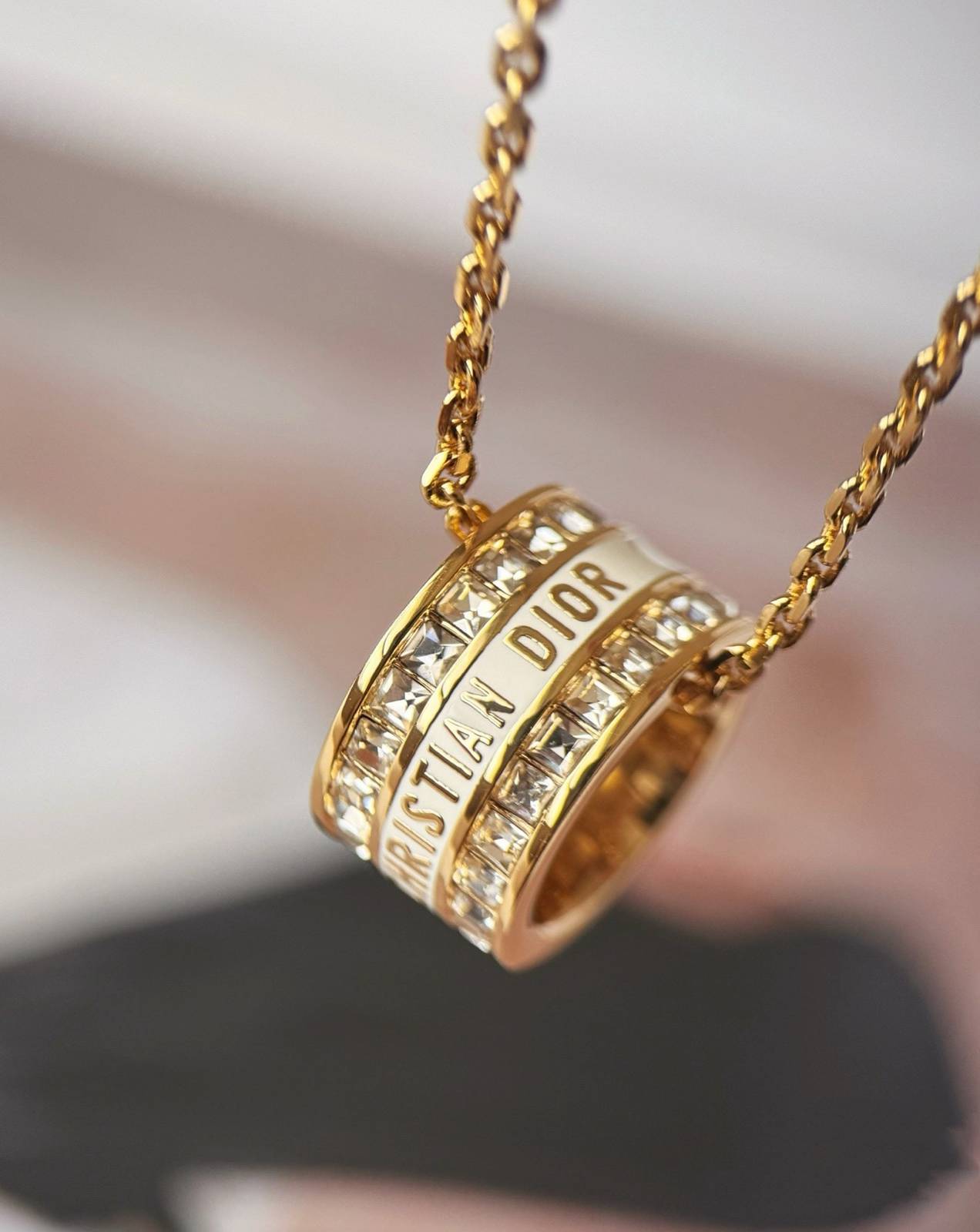 Dior ディオール レディース ネックレス CDロゴ レジンパール ゴールドフィニッシュ ブランドアクセサリー 上品 結婚式 ギフト - 画像 2