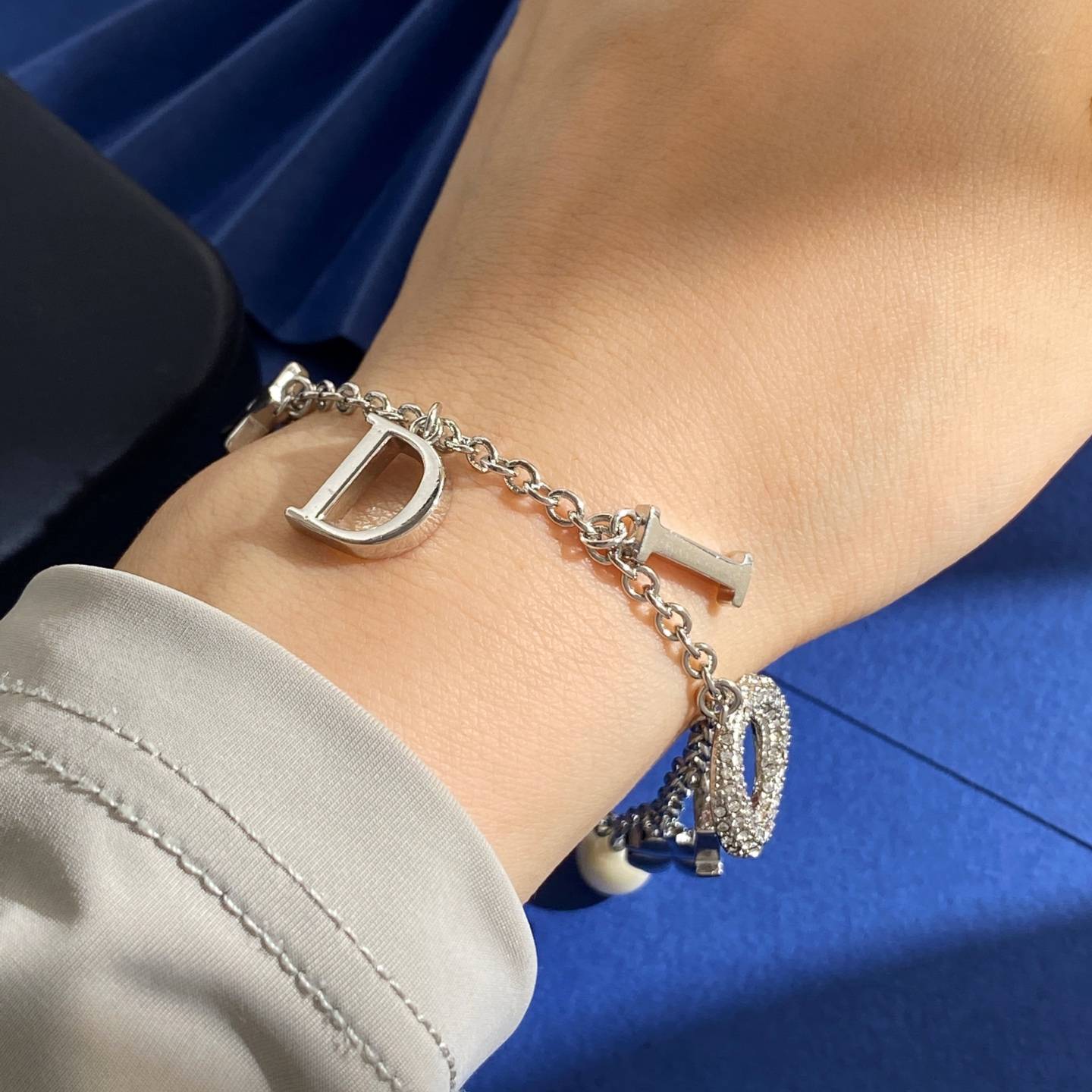 Dior ディオール レディース ブレスレット ブランドアクセサリー CDロゴ レジンパール チェーンモチーフ 上品 普段使い ギフト - 画像 4