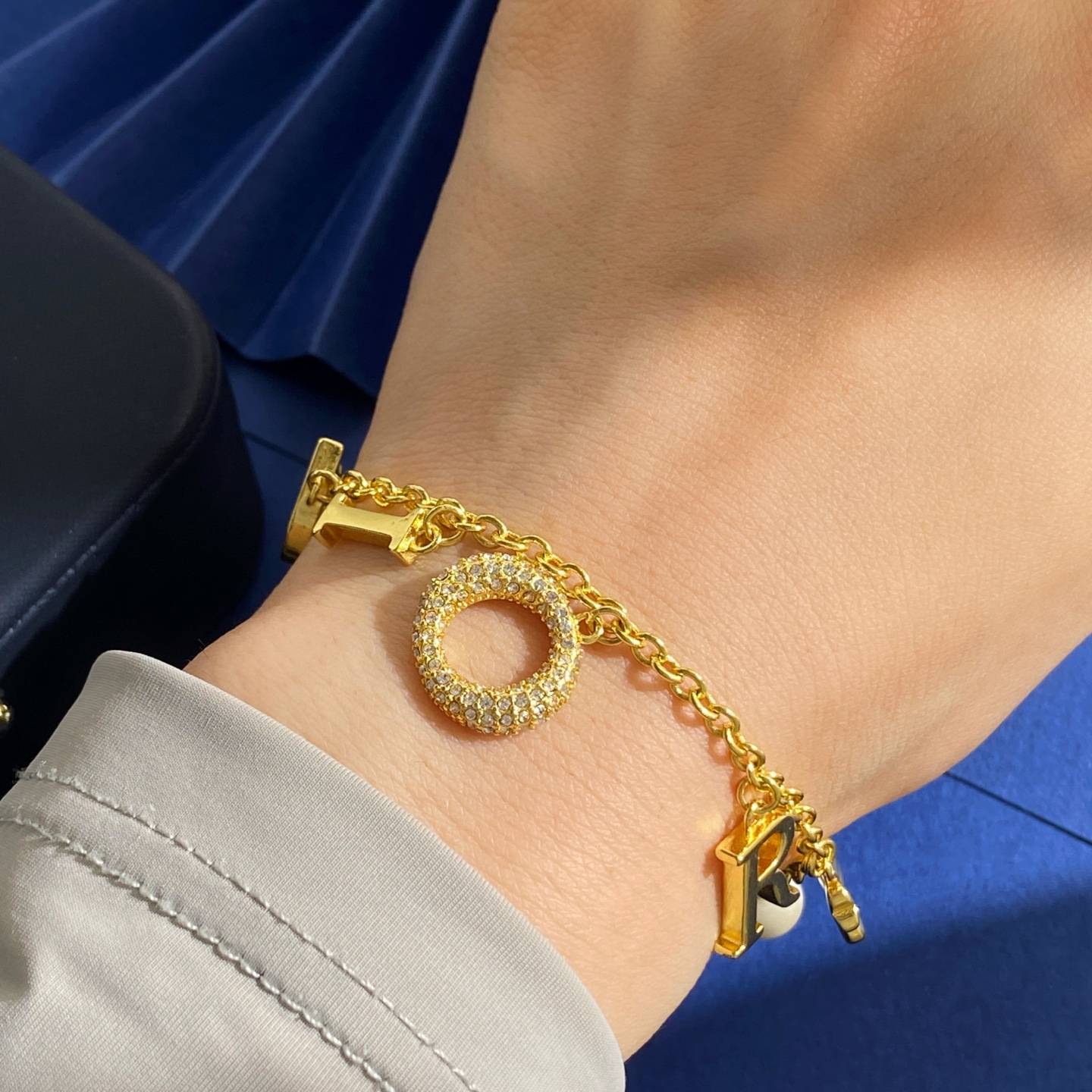 Dior ディオール レディース ブレスレット ブランドアクセサリー CDロゴ レジンパール チェーンモチーフ 上品 普段使い ギフト - 画像 9