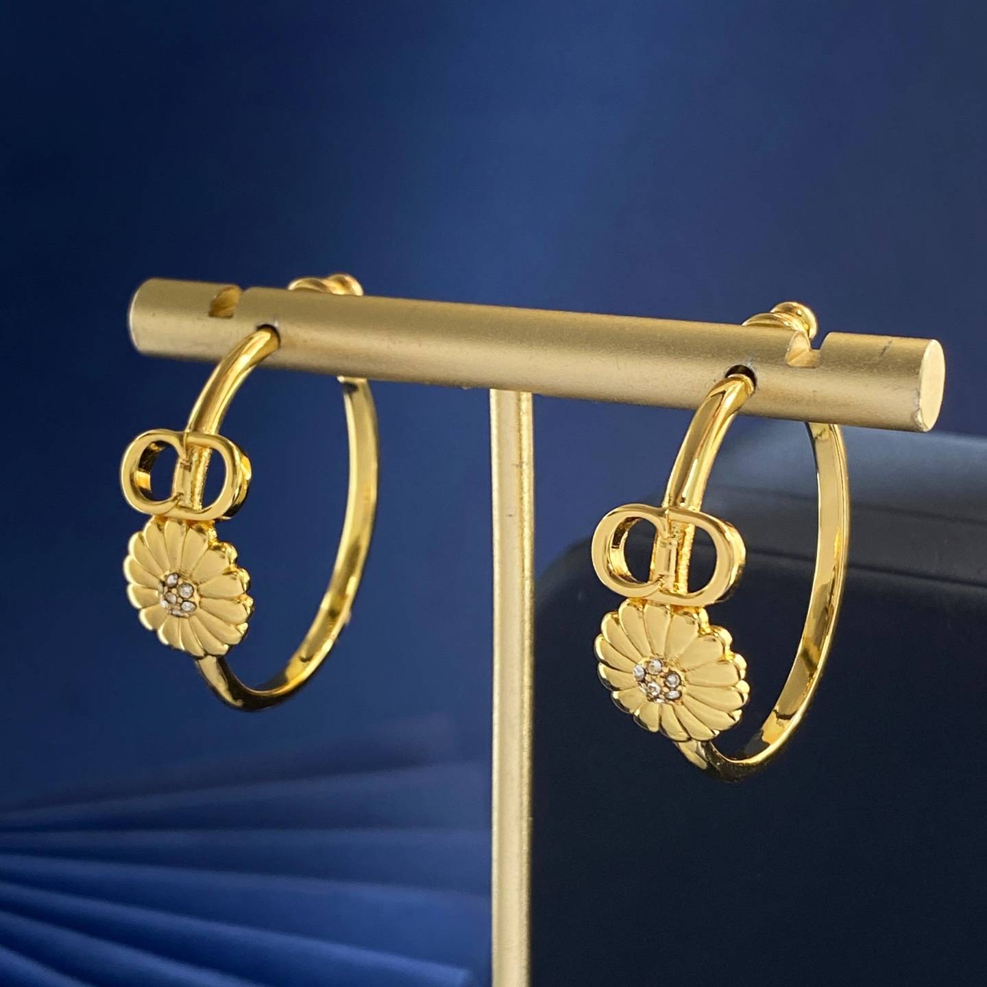 Dior ディオール レディース ピアス フラワー デザイン CDロゴ ゴールドフィニッシュ ブランドアクセサリー 上品 普段使い