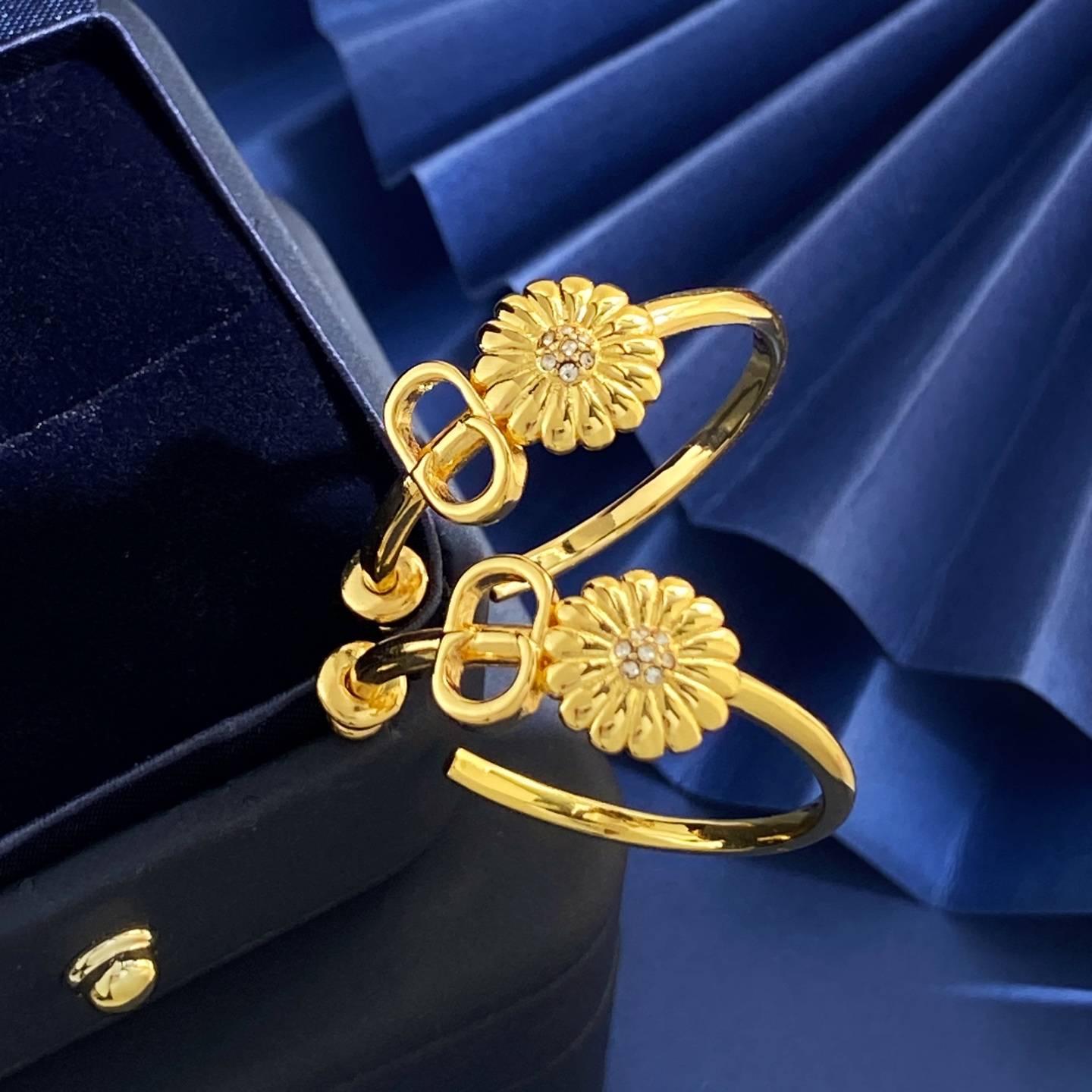 Dior ディオール レディース ピアス フラワー デザイン CDロゴ ゴールドフィニッシュ ブランドアクセサリー 上品 普段使い - 画像 2
