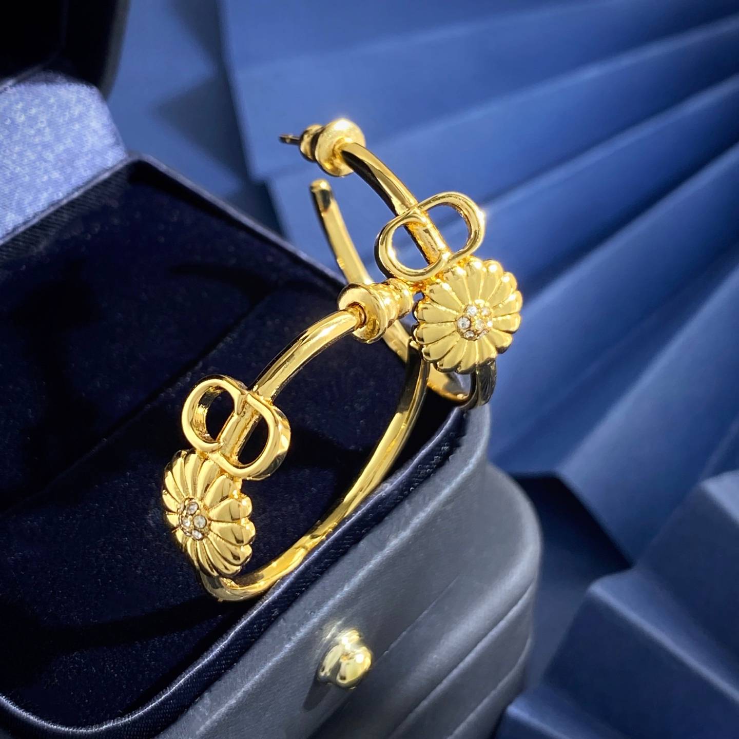 Dior ディオール レディース ピアス フラワー デザイン CDロゴ ゴールドフィニッシュ ブランドアクセサリー 上品 普段使い - 画像 5