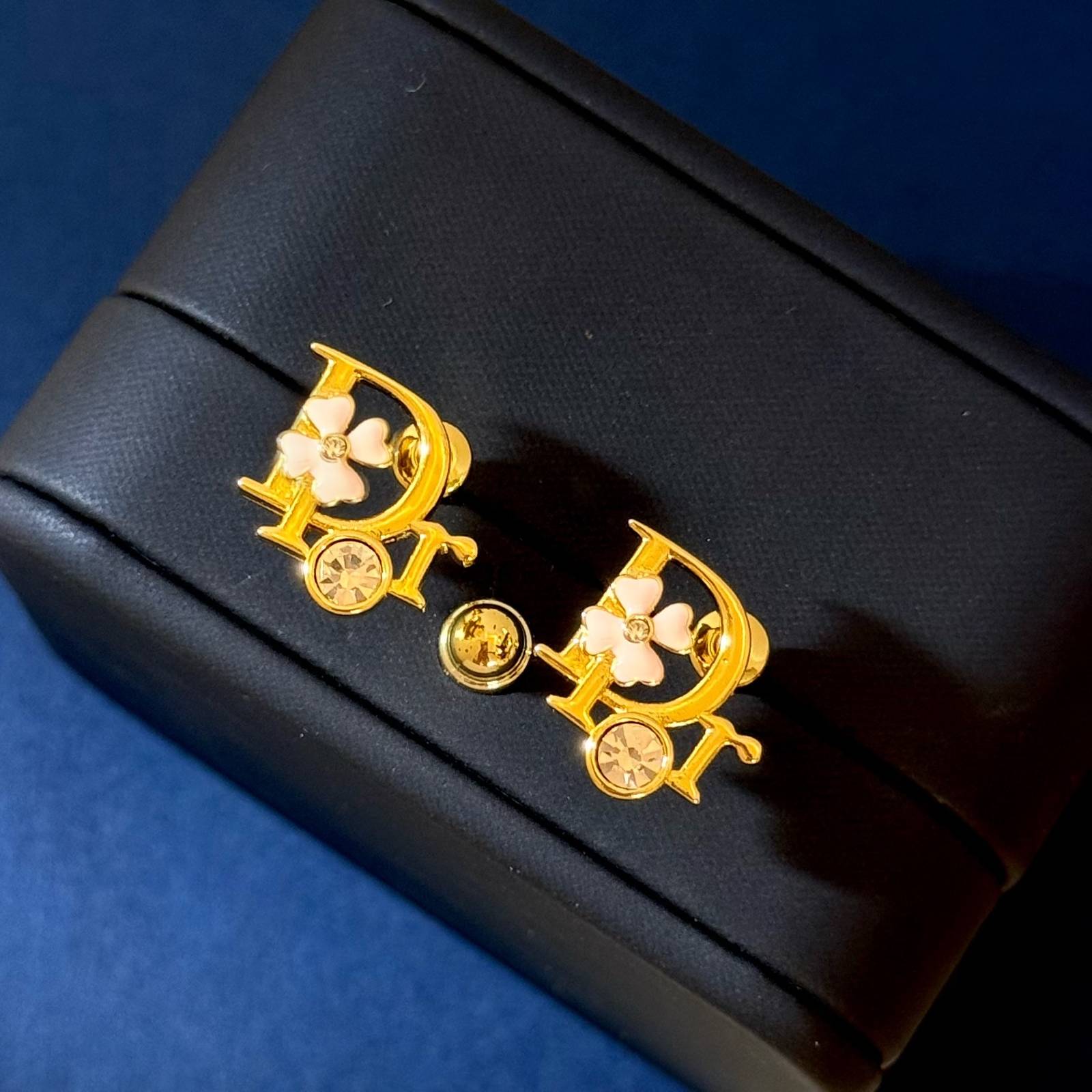Dior ディオール レディース ピアス Dior Tribales ディオールロゴ ゴールドフィニッシュ レジンパール 上品 ブランドアクセサリー ギフト