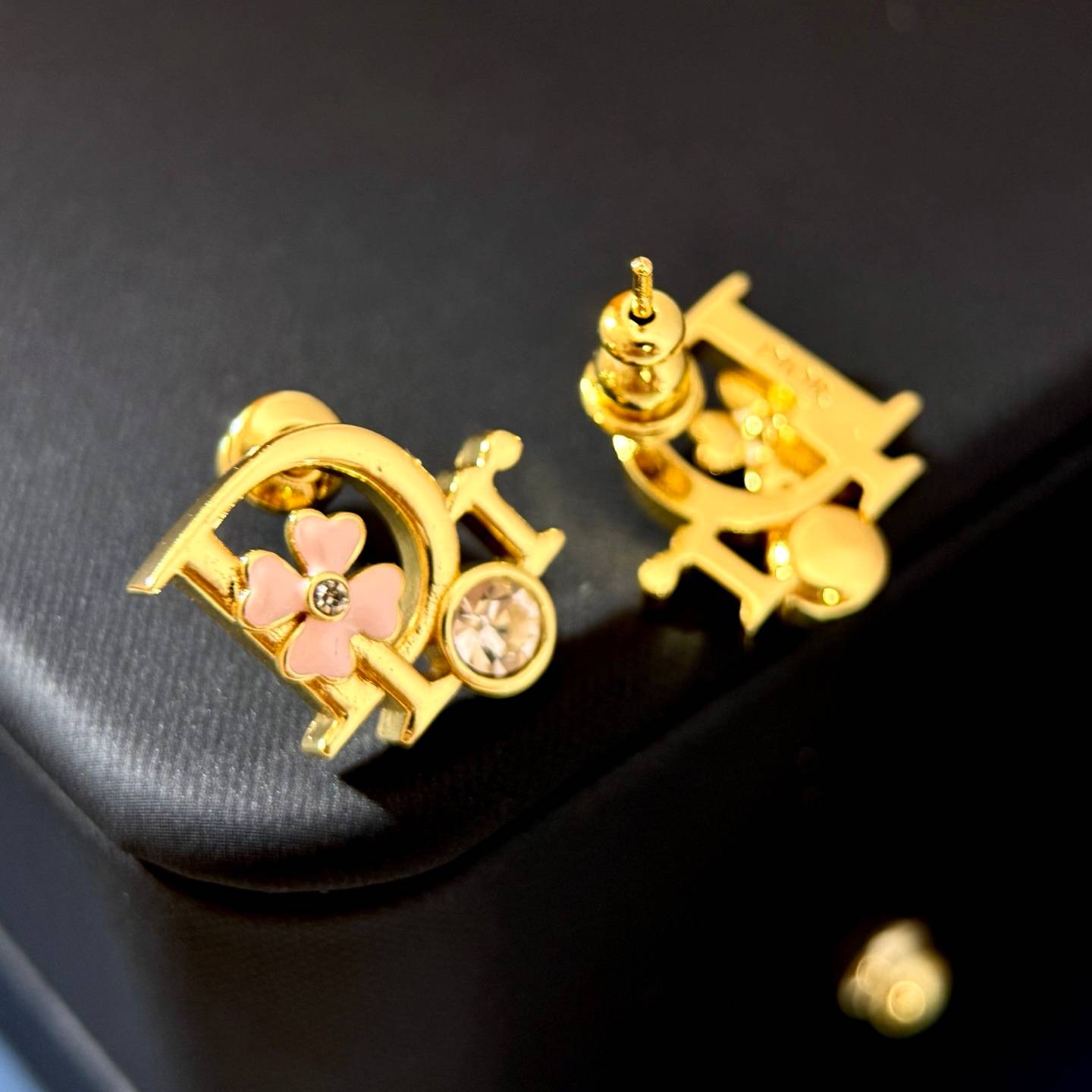 Dior ディオール レディース ピアス Dior Tribales ディオールロゴ ゴールドフィニッシュ レジンパール 上品 ブランドアクセサリー ギフト - 画像 6