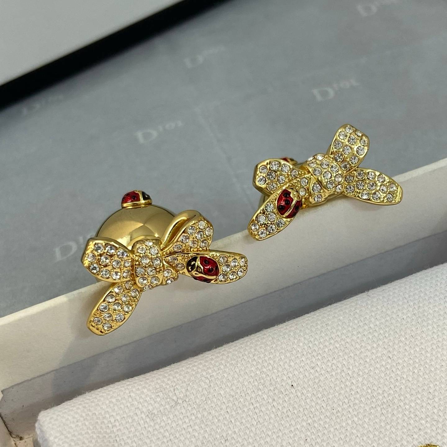 Dior ディオール レディース ピアス ダイアモンドカット メタル ブランドアクセサリー 上品 プチCD ロゴピアス ギフト - 画像 1