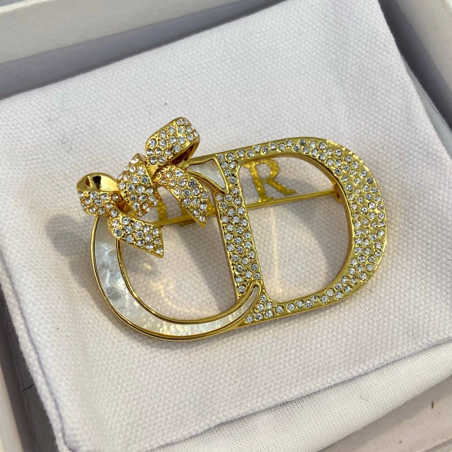 Dior ディオール レディース ブローチ CDロゴ レジンパール クリスタル ブランドアクセサリー 上品 結婚式 ギフト