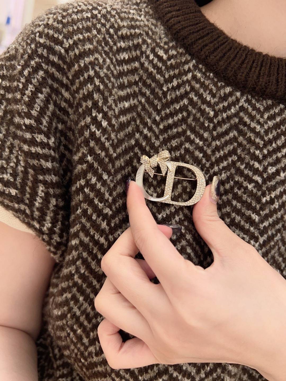 Dior ディオール レディース ブローチ CDロゴ レジンパール クリスタル ブランドアクセサリー 上品 結婚式 ギフト - 画像 2