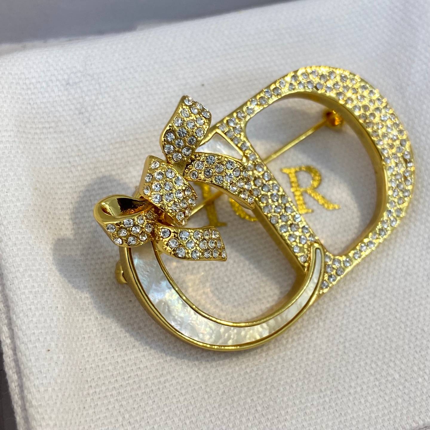 Dior ディオール レディース ブローチ CDロゴ レジンパール クリスタル ブランドアクセサリー 上品 結婚式 ギフト - 画像 4