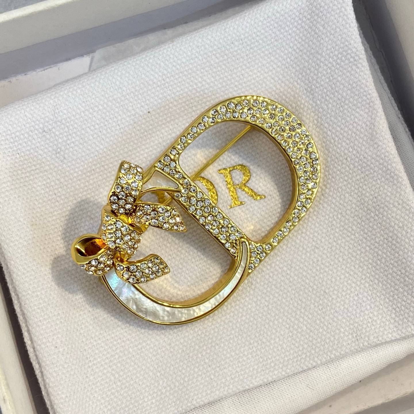 Dior ディオール レディース ブローチ CDロゴ レジンパール クリスタル ブランドアクセサリー 上品 結婚式 ギフト - 画像 5