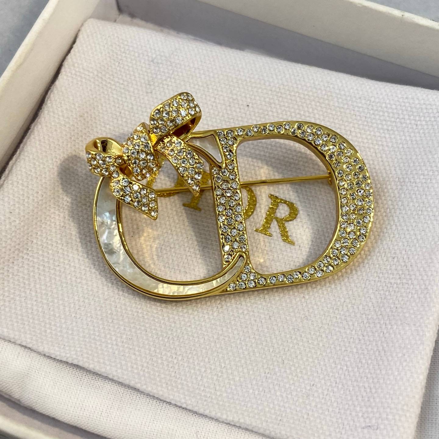 Dior ディオール レディース ブローチ CDロゴ レジンパール クリスタル ブランドアクセサリー 上品 結婚式 ギフト - 画像 6